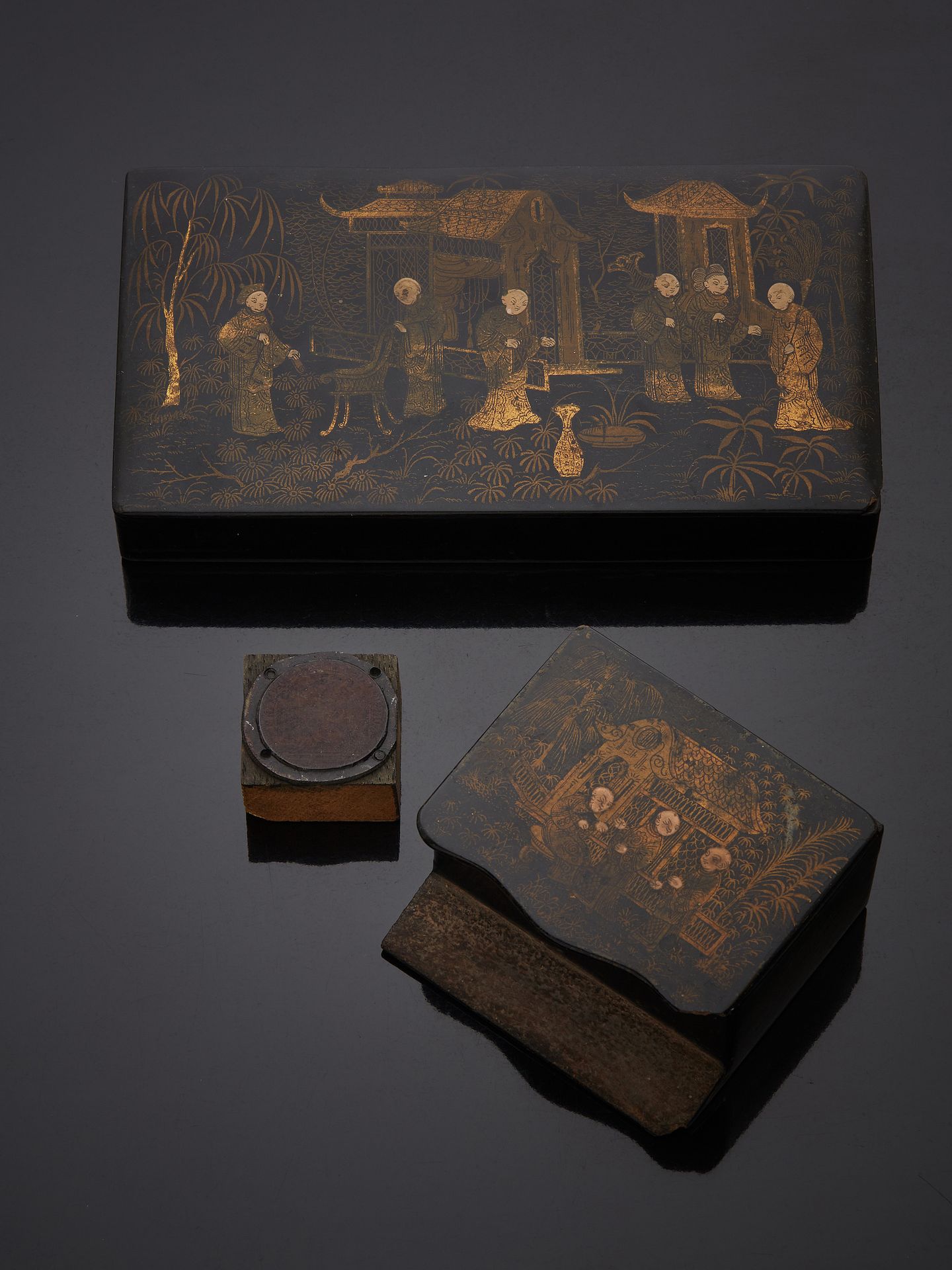 Null 包括两个描绘宫廷的东方风格漆木盒的拍卖品 
H.高 20 x 宽 12 厘米和高 5 x 宽 9 厘米 
还有一枚印章