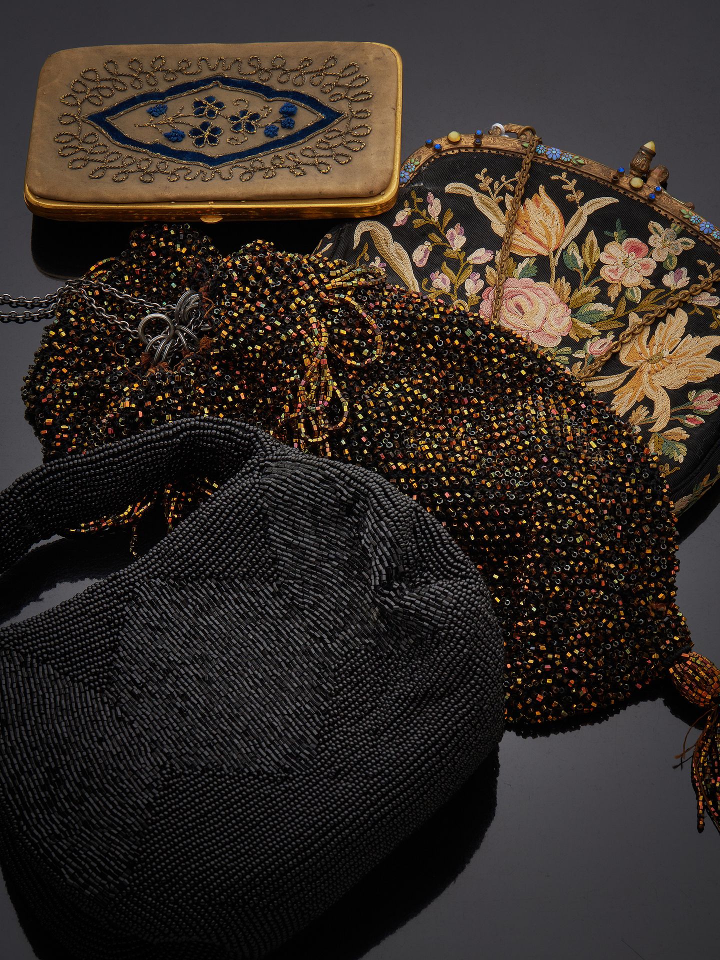 Null 拍品包括 ：
一个花卉烟盒
绣有珐琅的小手袋，带花饰的链条
一个黑色珍珠手柄小手袋
一个镶有彩色珍珠的小手袋
事故