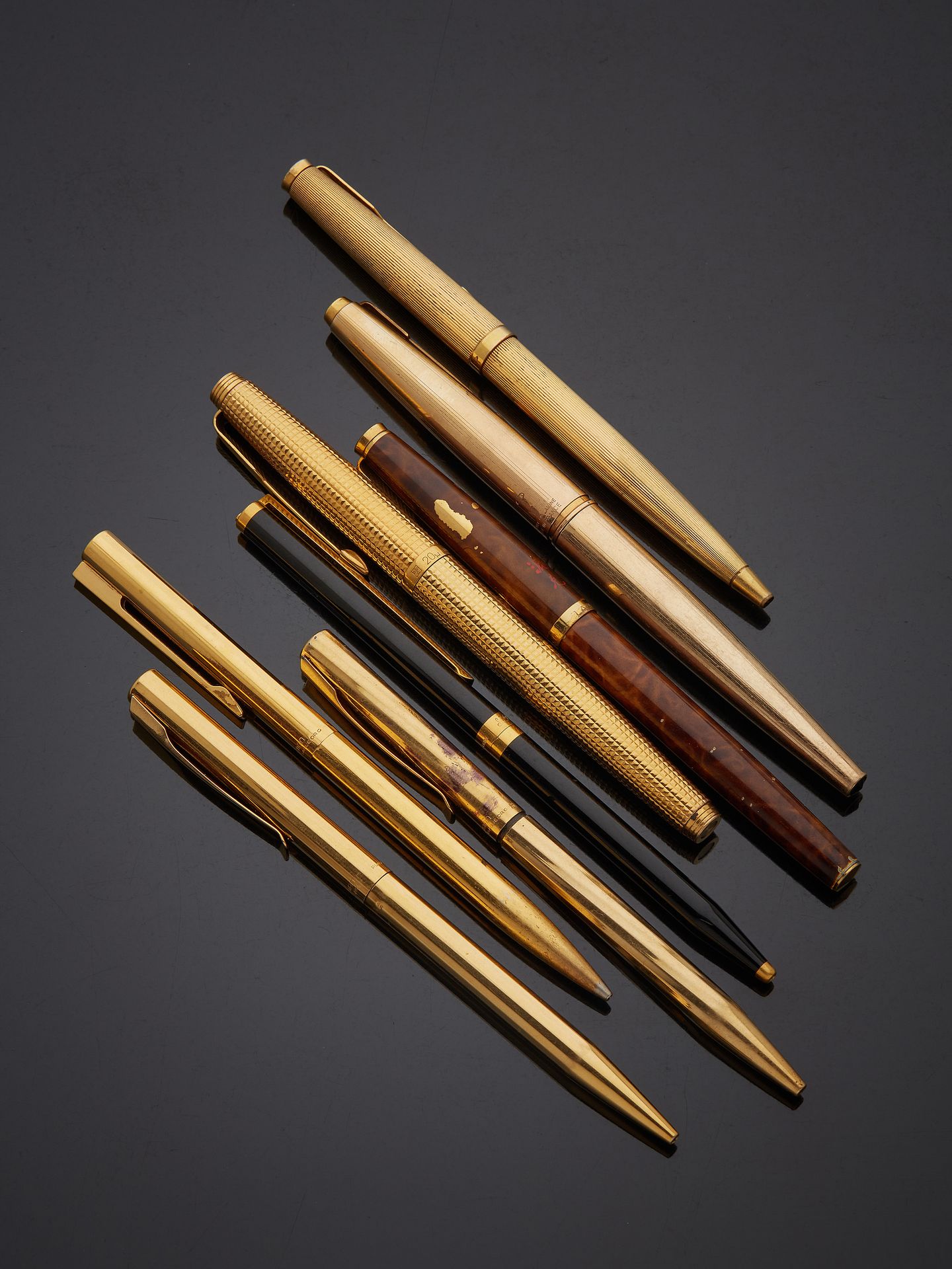 Null Lot comprenant :
Deux stylos à plumes et six stylos à billes en plaqué or, &hellip;