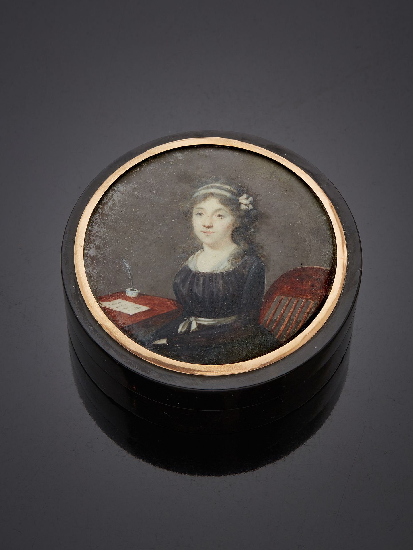 Null * Travail du XIXe
Portrait de jeune fille
Miniature montée sur une boite
H.&hellip;