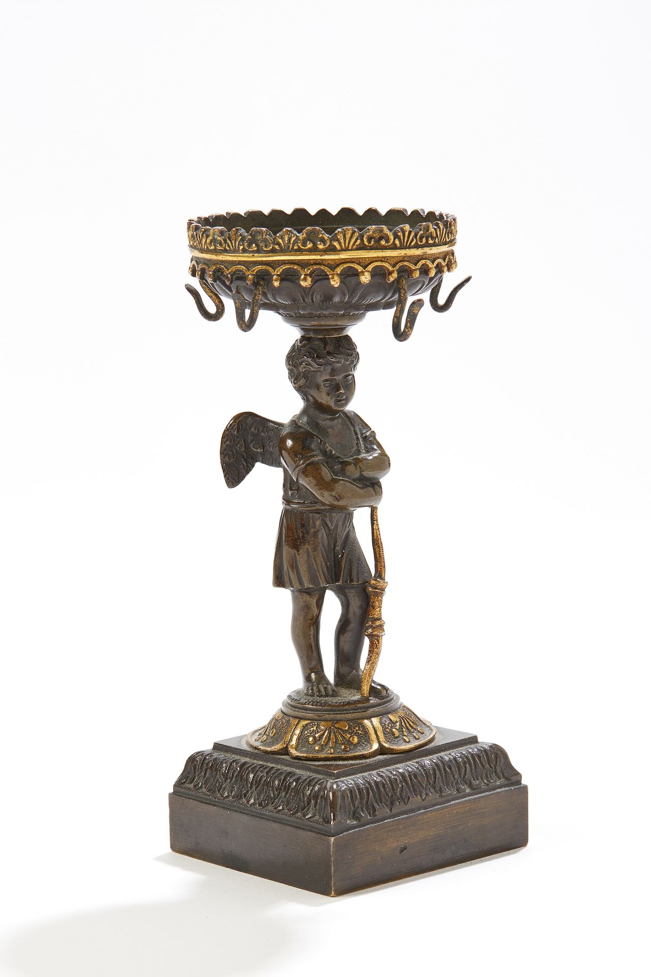 Null Uhrenhalter aus Bronze mit doppelter Patina, mit Dekor von Amor, der auf se&hellip;