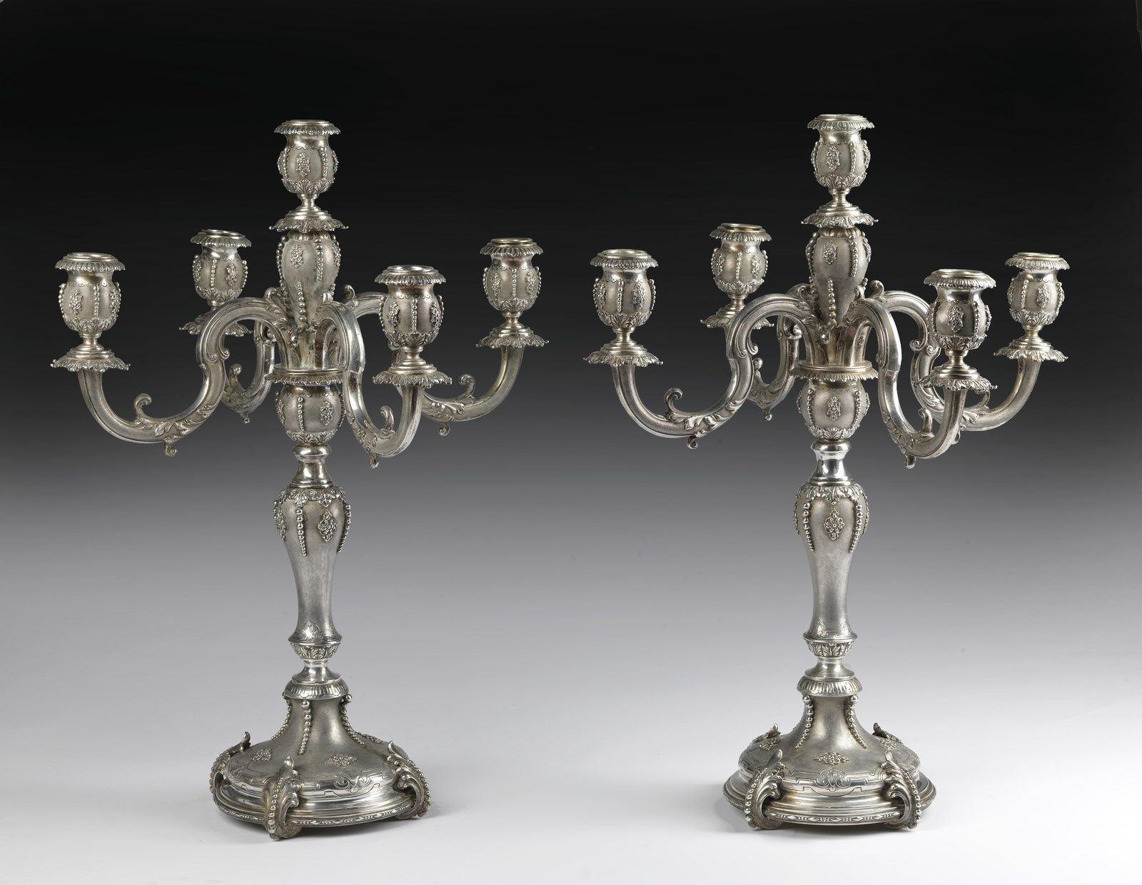 ARGENTIERE ITALIANO DEL XX SECOLO Pair of embossed and chiseled silver candelabr&hellip;