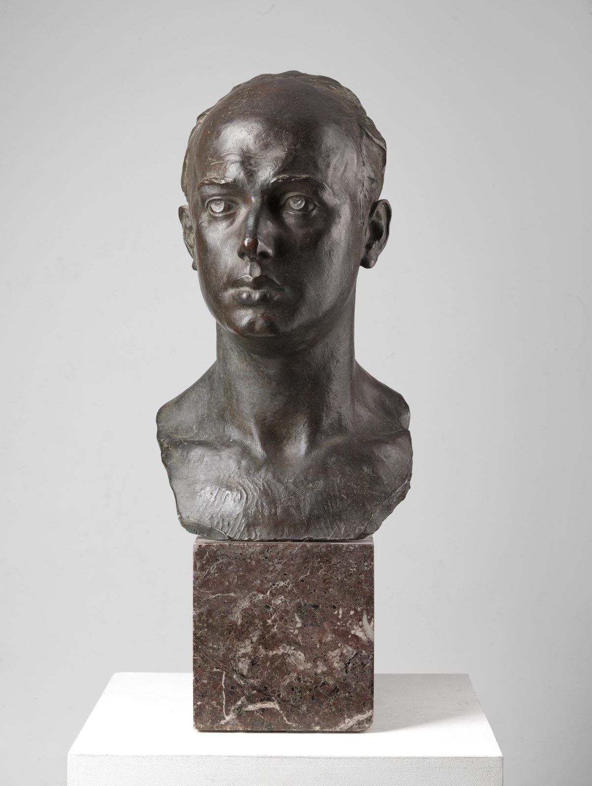 TORQUATO TAMAGNINI Male portrait bust. 男性半身像。青铜器。Cm 29.00 x 46.00。大理石底座。背面有签名。塔马&hellip;