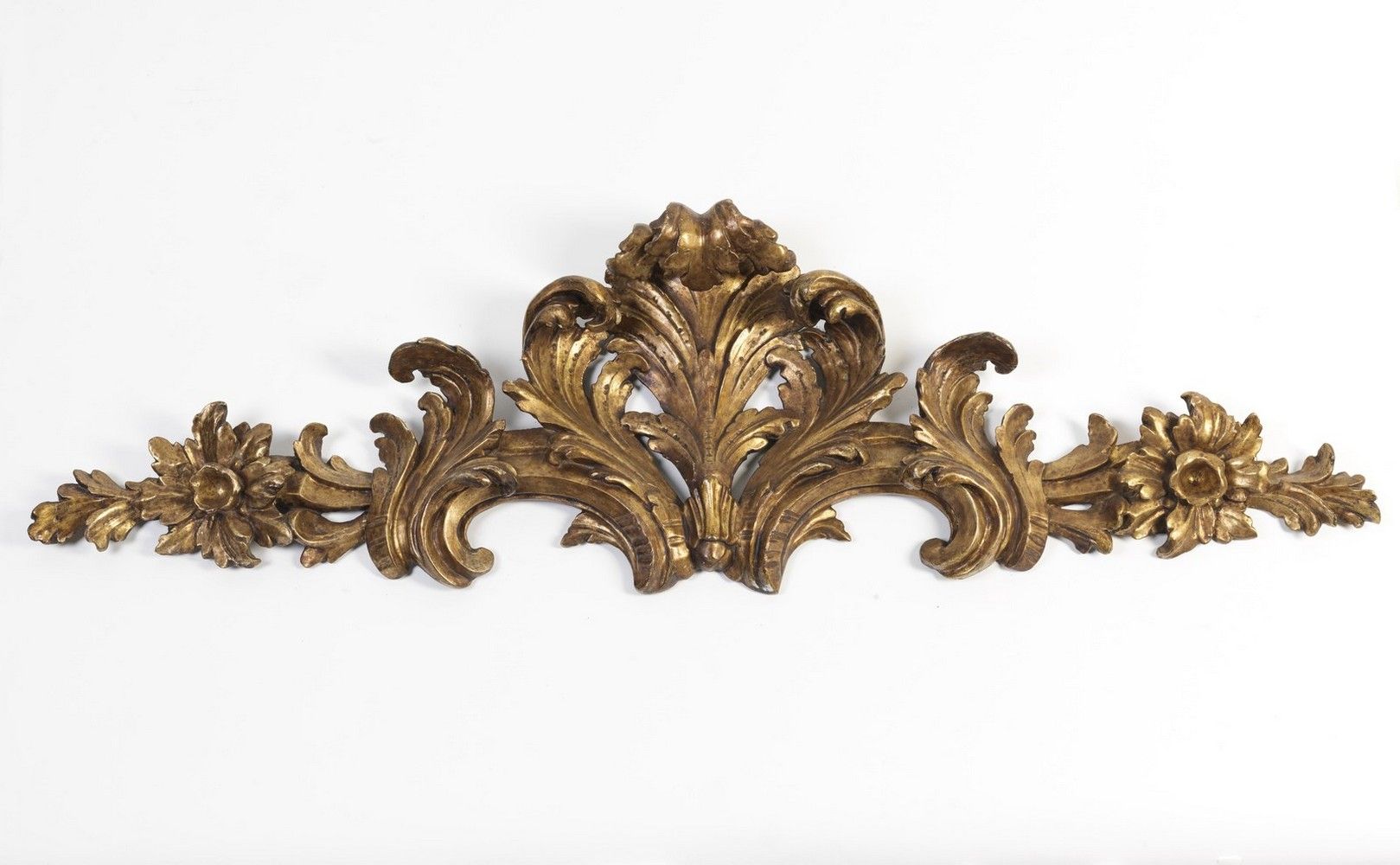 MANIFATTURA ITALIANA DEL XVIII SECOLO Carved and gilt wood frieze with foliate d&hellip;