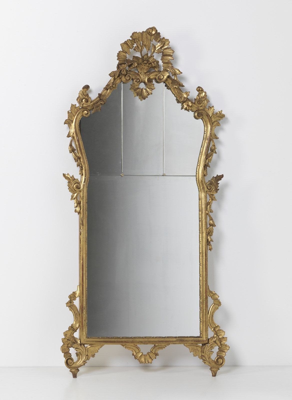 MANIFATTURA VENEZIANA DEL XIX SECOLO Gilt wood mirror frame in18th century style&hellip;