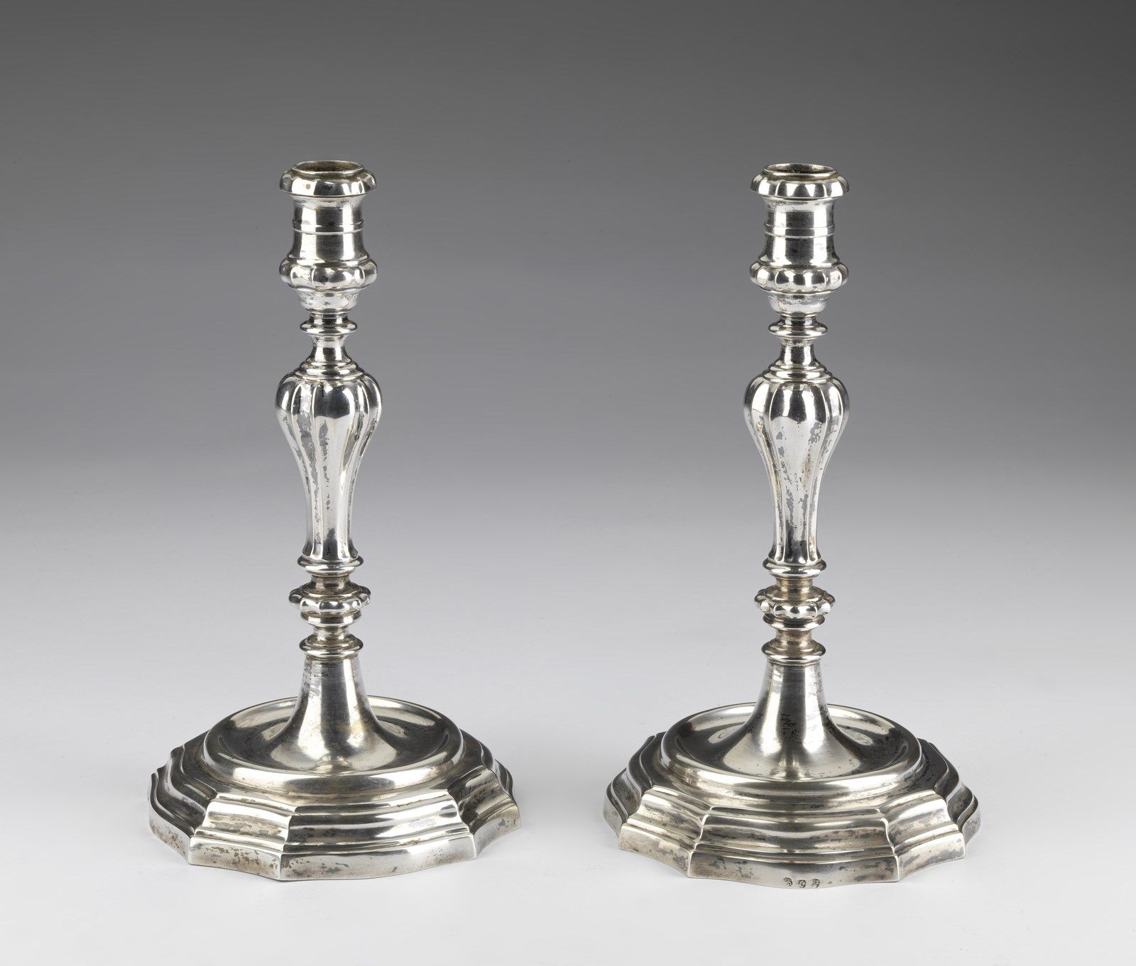 ARGENTIERE DEL XVIII SECOLO Pair of silver candlesticks, embossed and chiseled, &hellip;