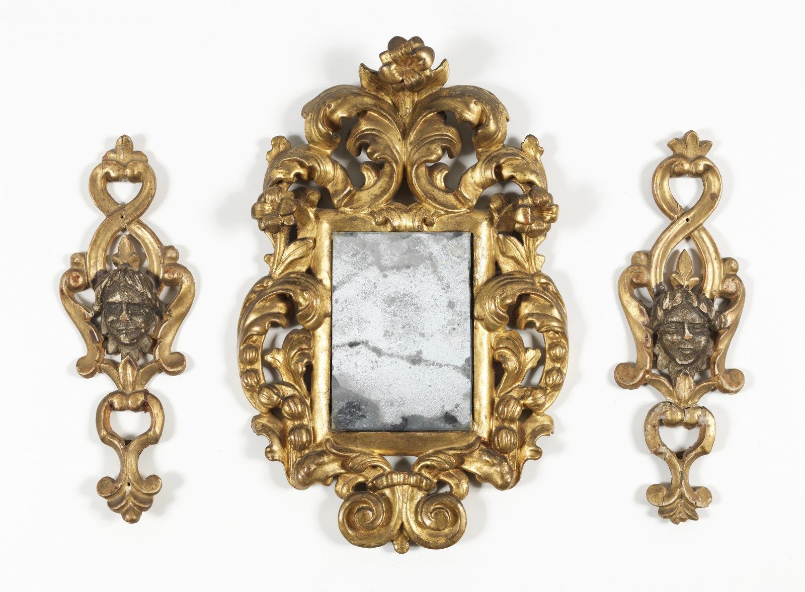MANIFATTURA DEL XIX SECOLO Frame and two decorative elements in carved and gilt &hellip;