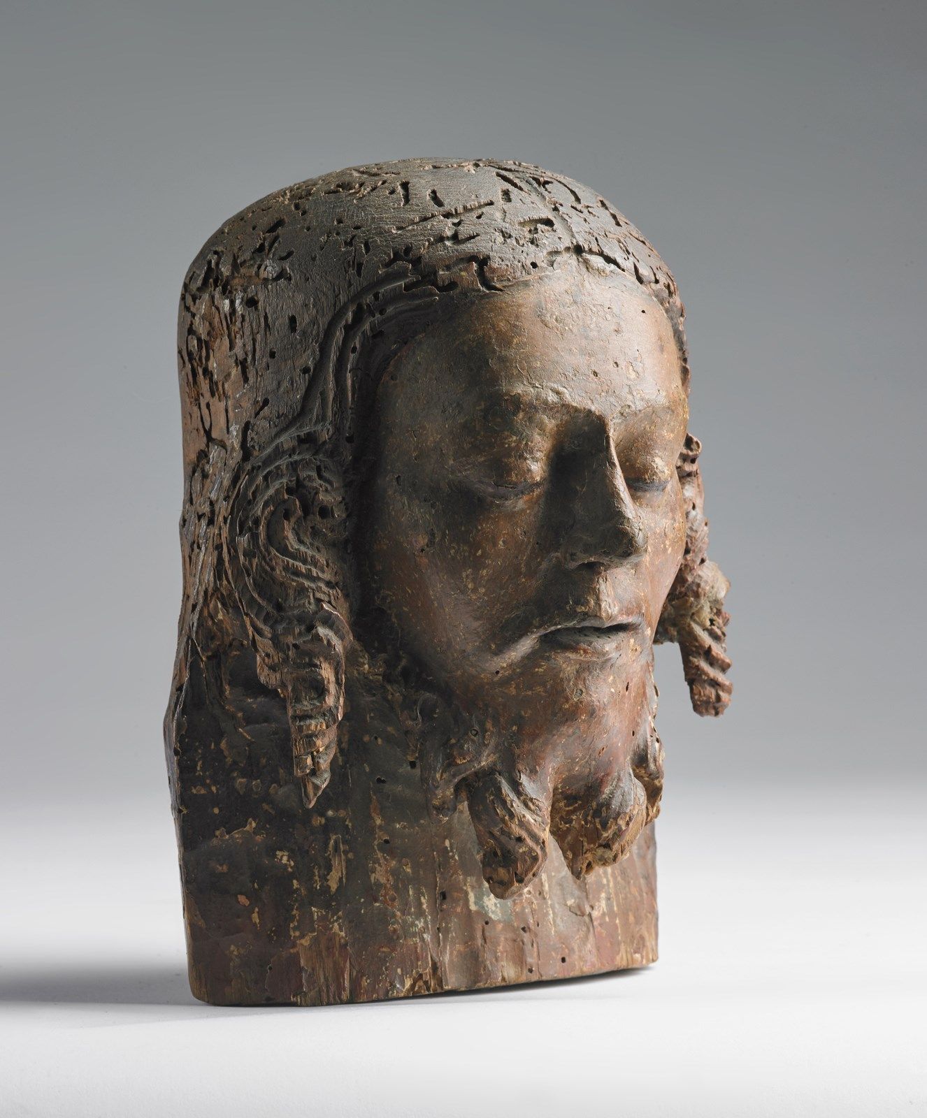 SCULTORE DEL XV SECOLO Carved wood head of Christ. 15世纪雕塑家 雕刻的基督头像。Cm 16,00 x 24&hellip;