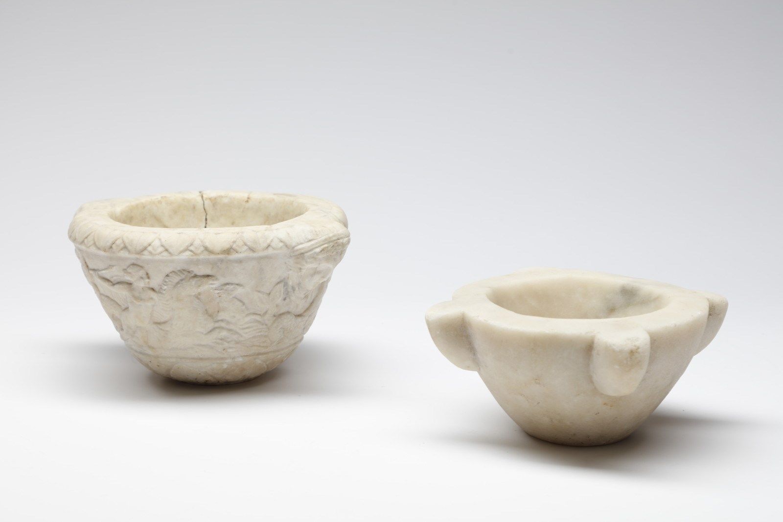 MANIFATTURA DEL XVII SECOLO Pair of marble mortars, one of which with palmette e&hellip;