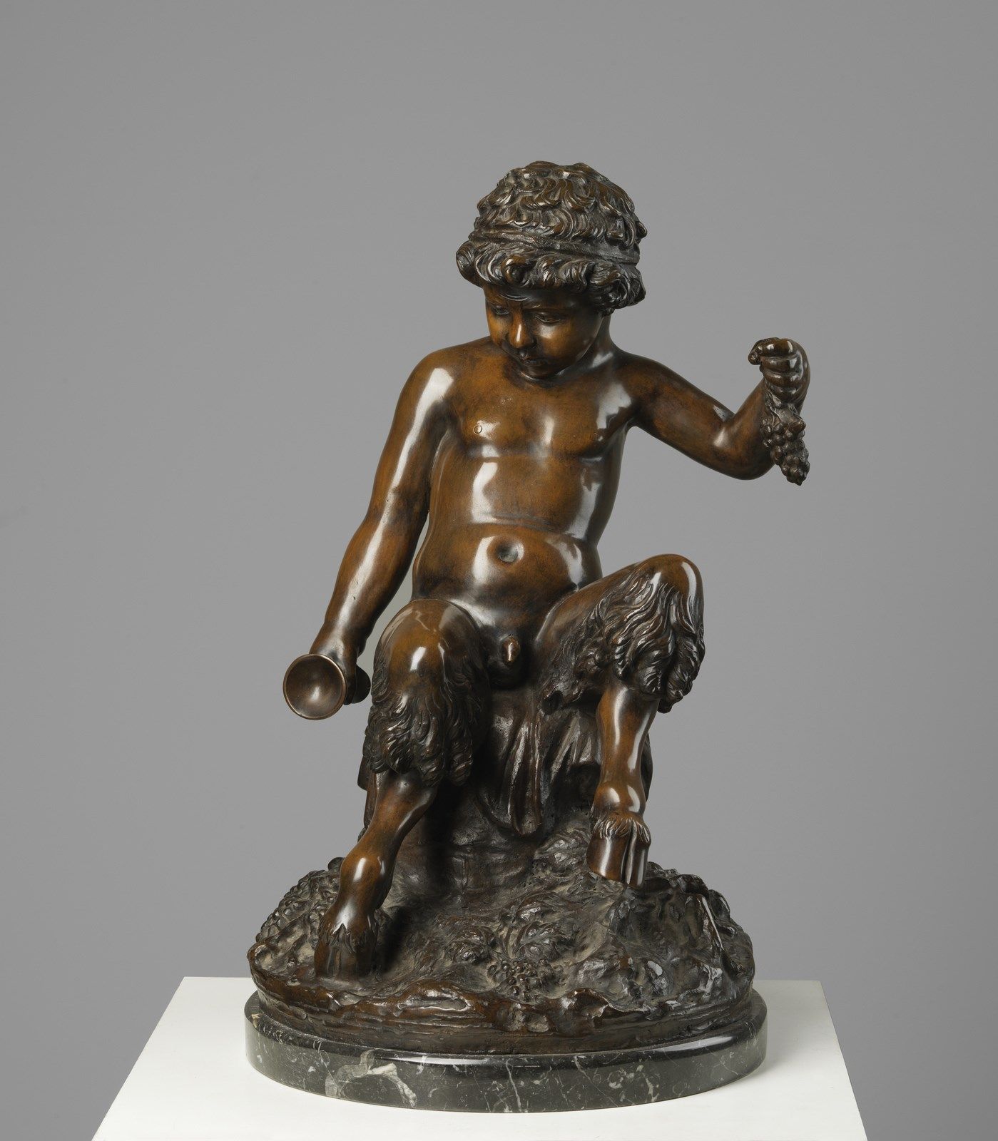 VINCENZO CINQUE Young satyr seated. 年轻的萨提尔坐着。青铜，有棕色的铜锈。Cm 28,00 x 51,00 x 28,00。&hellip;