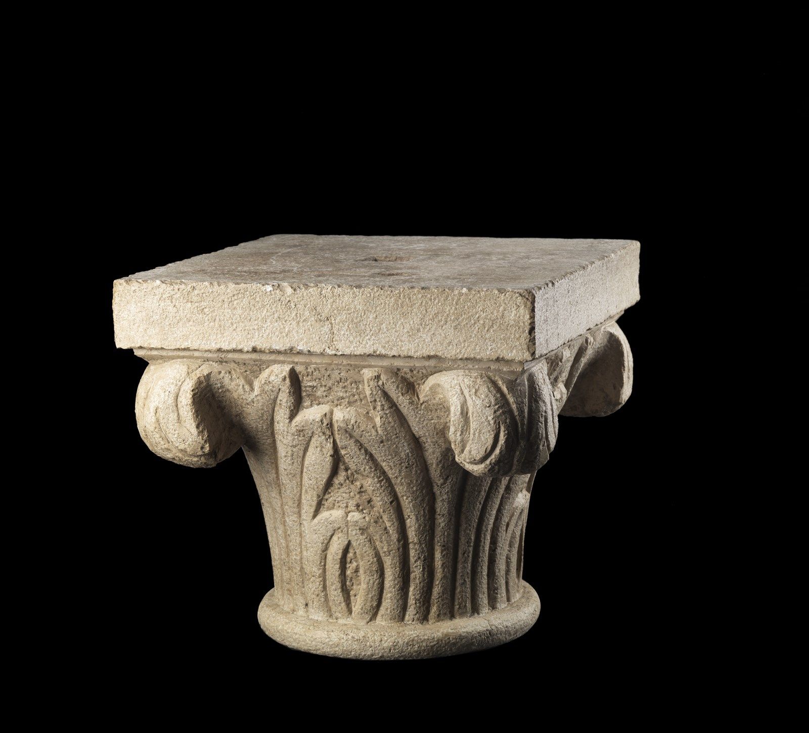 MANIFATTURA ITALIANA DEL XIX SECOLO Stone capital with volutes emerging from aca&hellip;