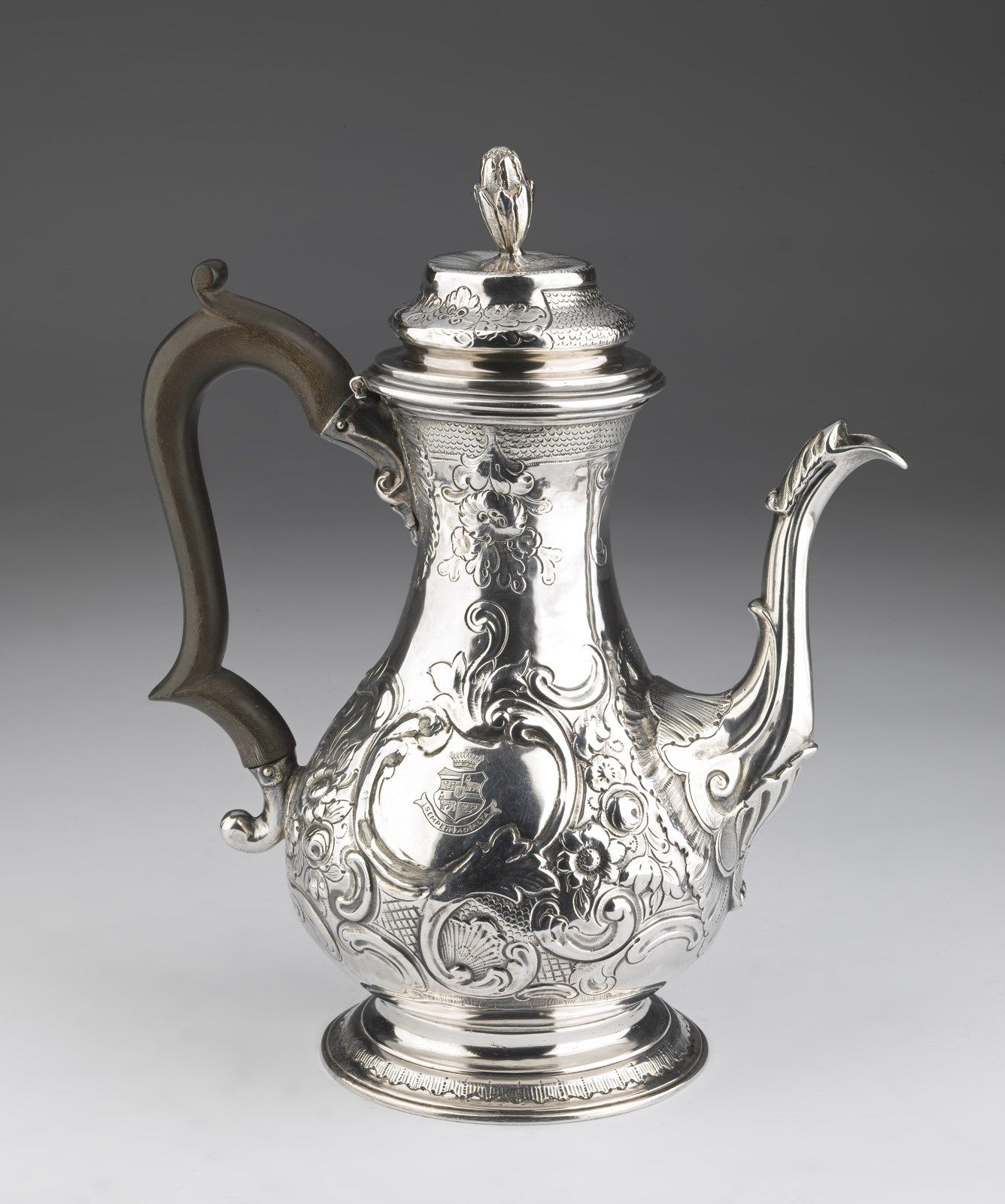ARGENTIERE INGLESE DEL XVIII SECOLO Silver coffee pot with wood handle and coat &hellip;