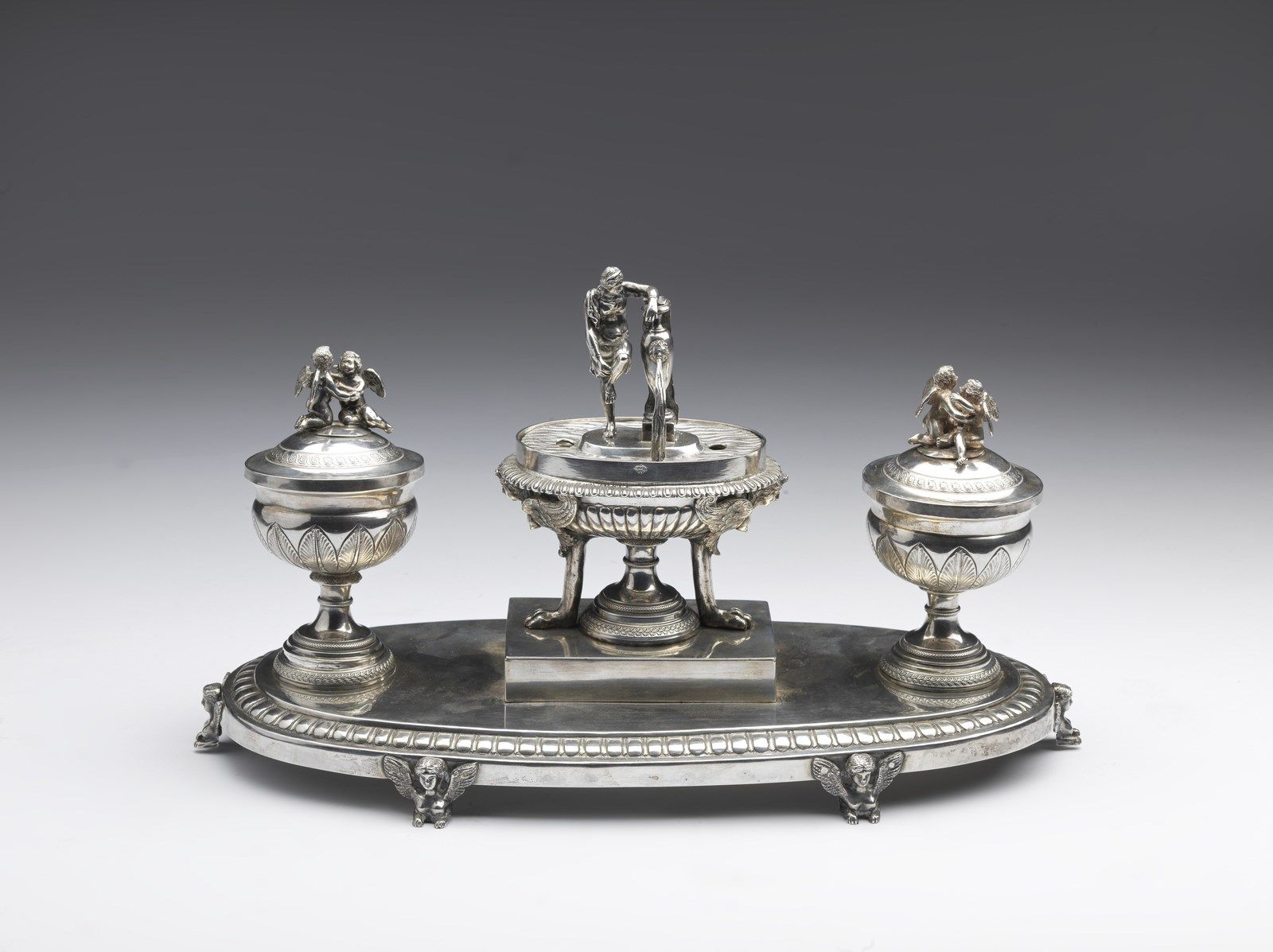 ARGENTIERE STEFANO FEDELI Embossed and chiseled silver inkwell decorated with cl&hellip;