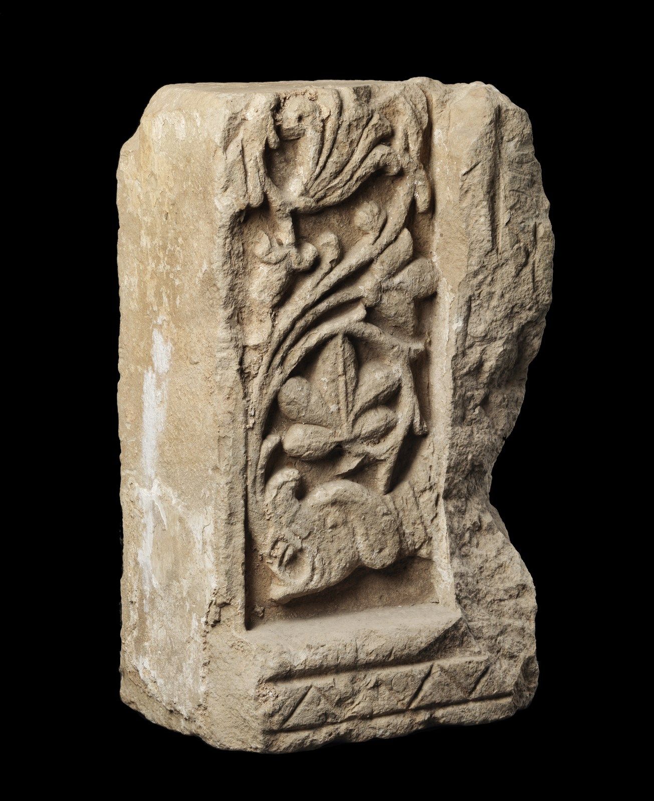 MANIFATTURA DEL XIV SECOLO Sculptural stone fragment with phytomorphic decoratio&hellip;