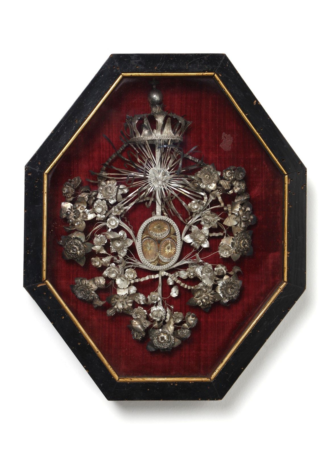ARGENTIERE DEL XVIII SECOLO Silver filigree reliquary in an octagonal case. Reli&hellip;