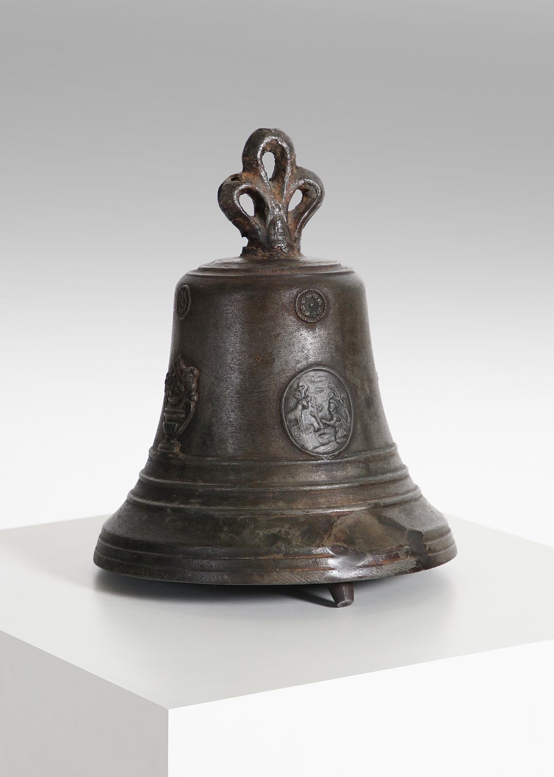 MANIFATTURA DEL XVIII SECOLO Bronze bell with scene of the conversion of Saint E&hellip;