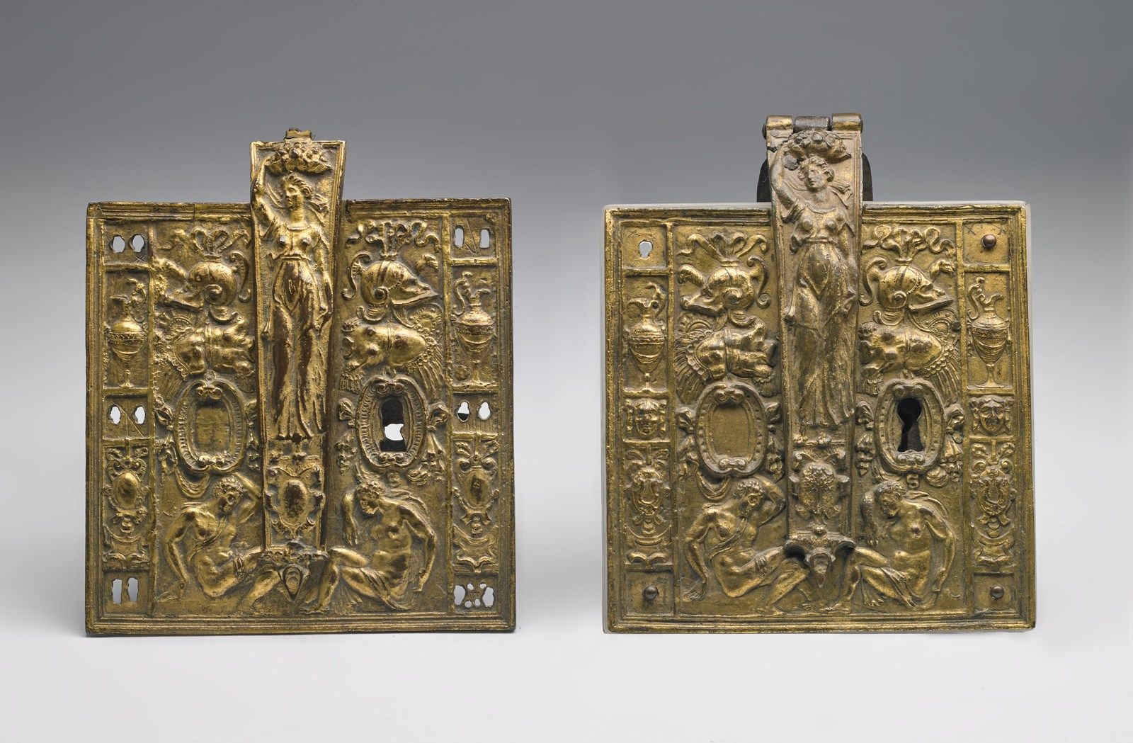 MANIFATTURA FIORENTINA DEL XVI SECOLO Pair of gilt bronze chest locks with troph&hellip;