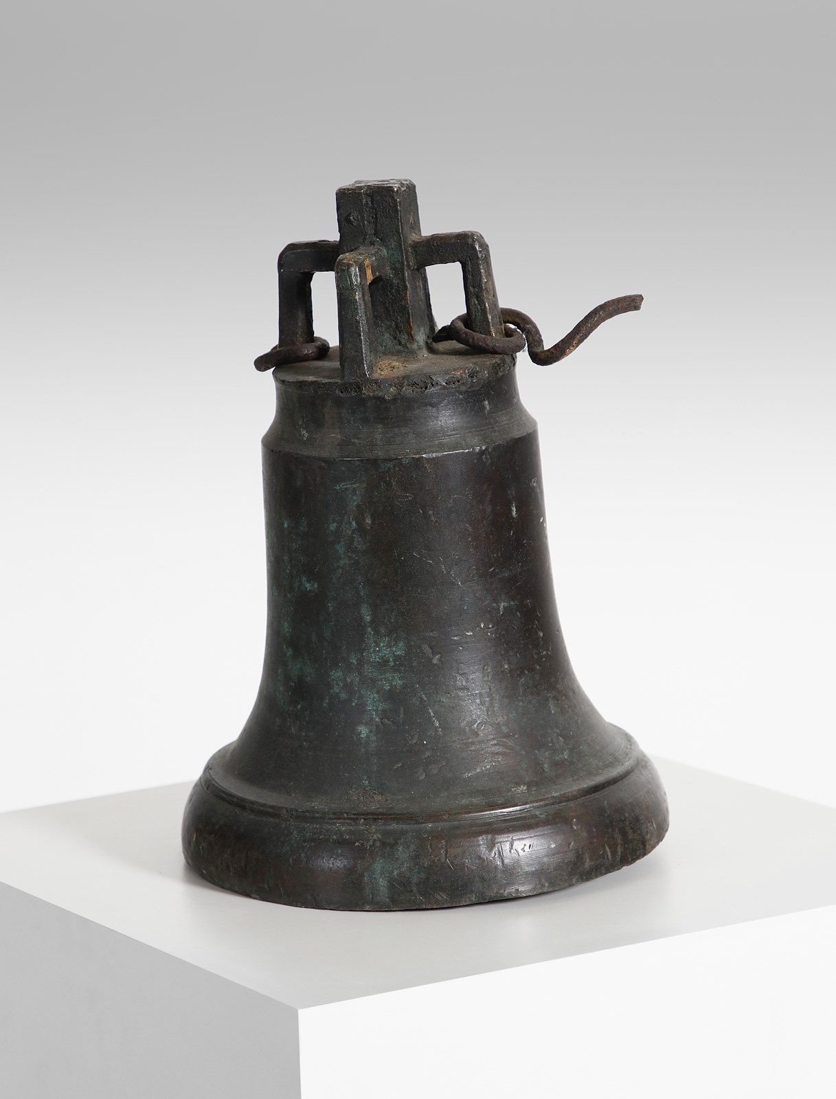 MANIFATTURA DEL XVIII SECOLO Bronze bell. 18世纪制造的青铜钟。 尺寸为23.00 x 36.00。