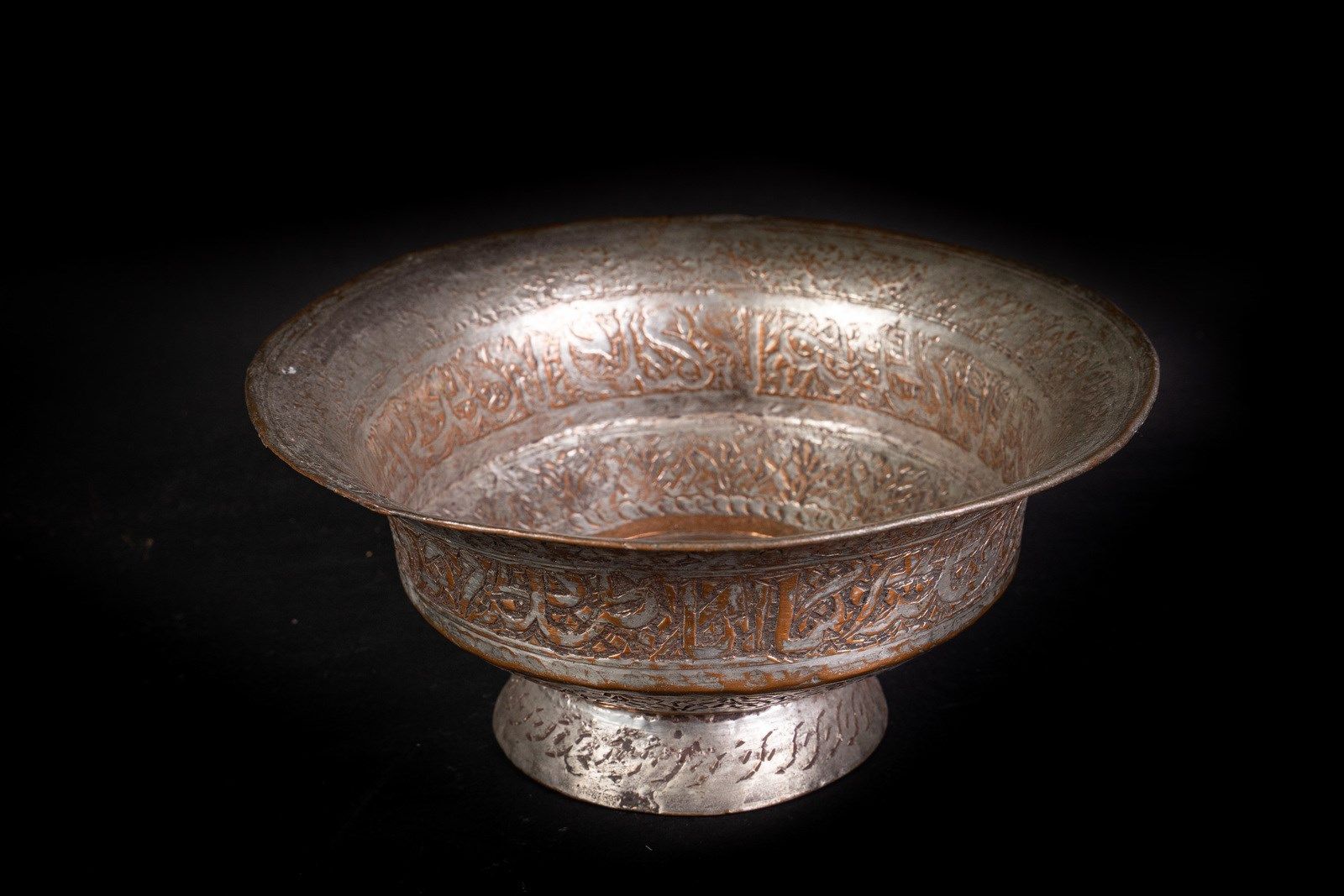 Arte Islamica An embossed tinned copper bowl with inscriptions Folk Safavid Pers&hellip;