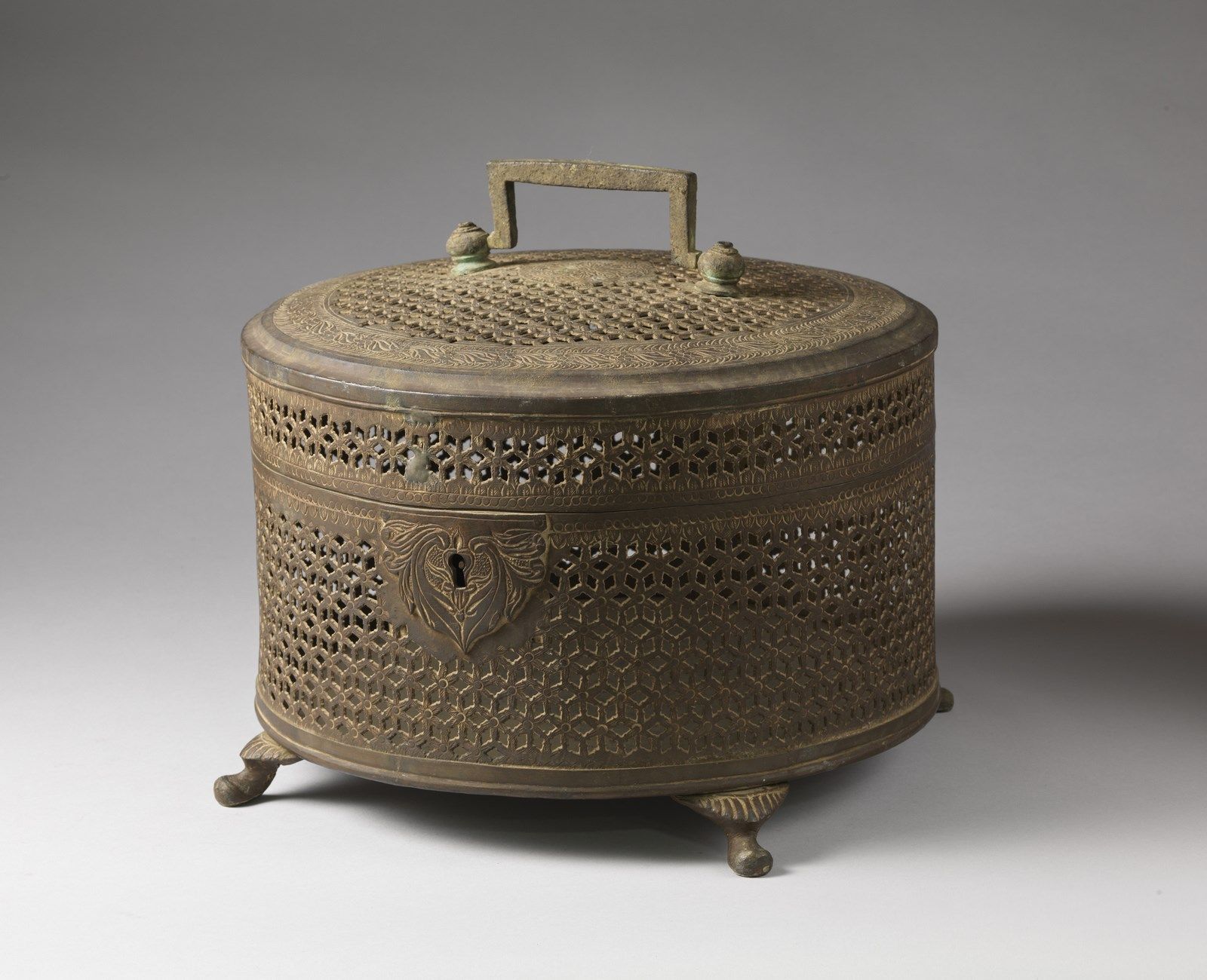 Arte Indiana A large bronze pan box and cover India, 19th century . Arte indio G&hellip;