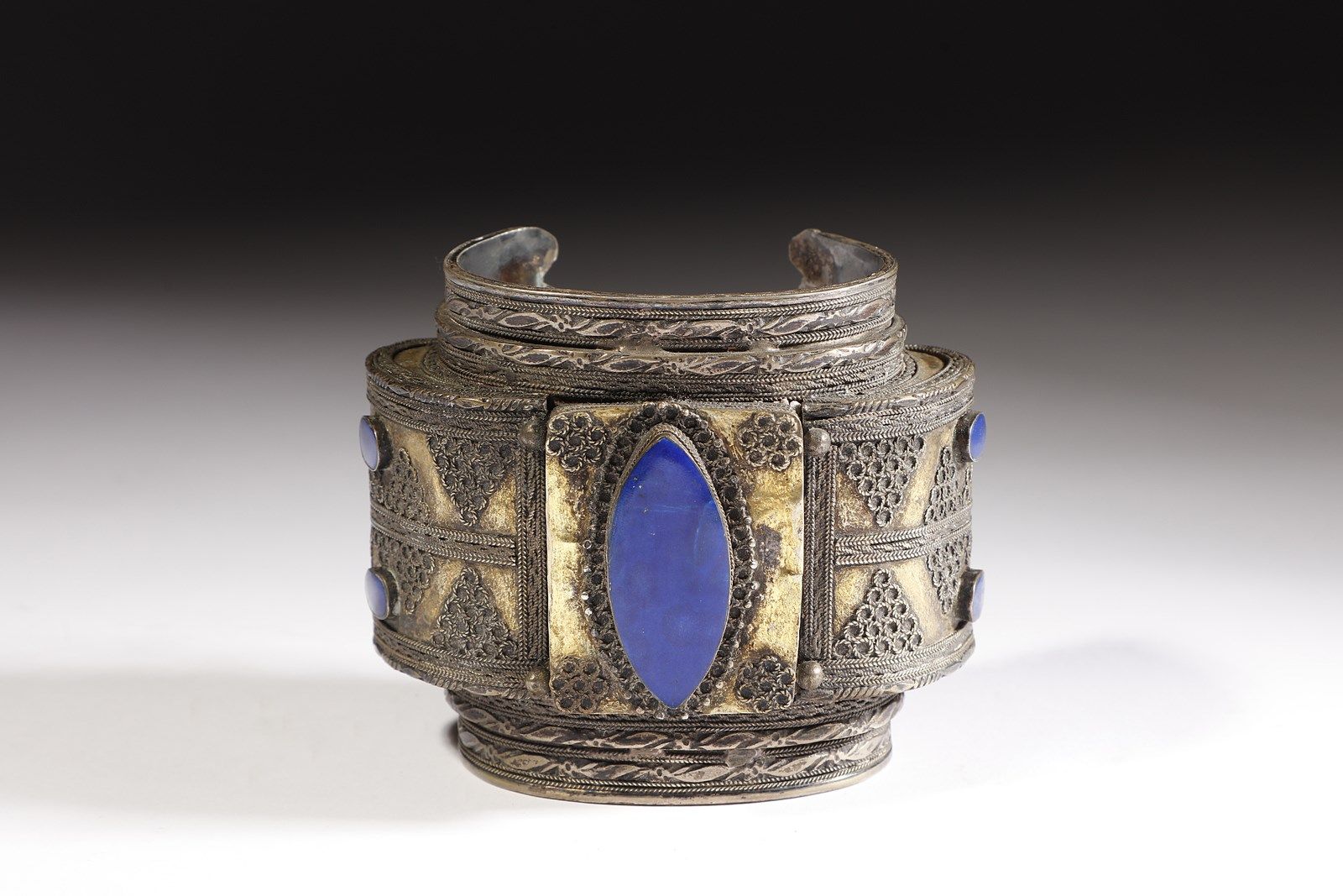 Arte Islamica A silver, brass and lapislazuli bangle 19th century . 伊斯兰艺术 19世纪银、&hellip;