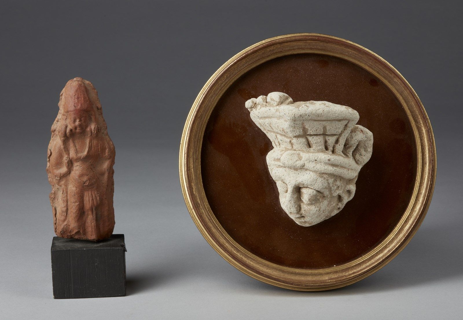Arte Indiana A terracotta figure and a Gandhara stucco head Northern India and P&hellip;