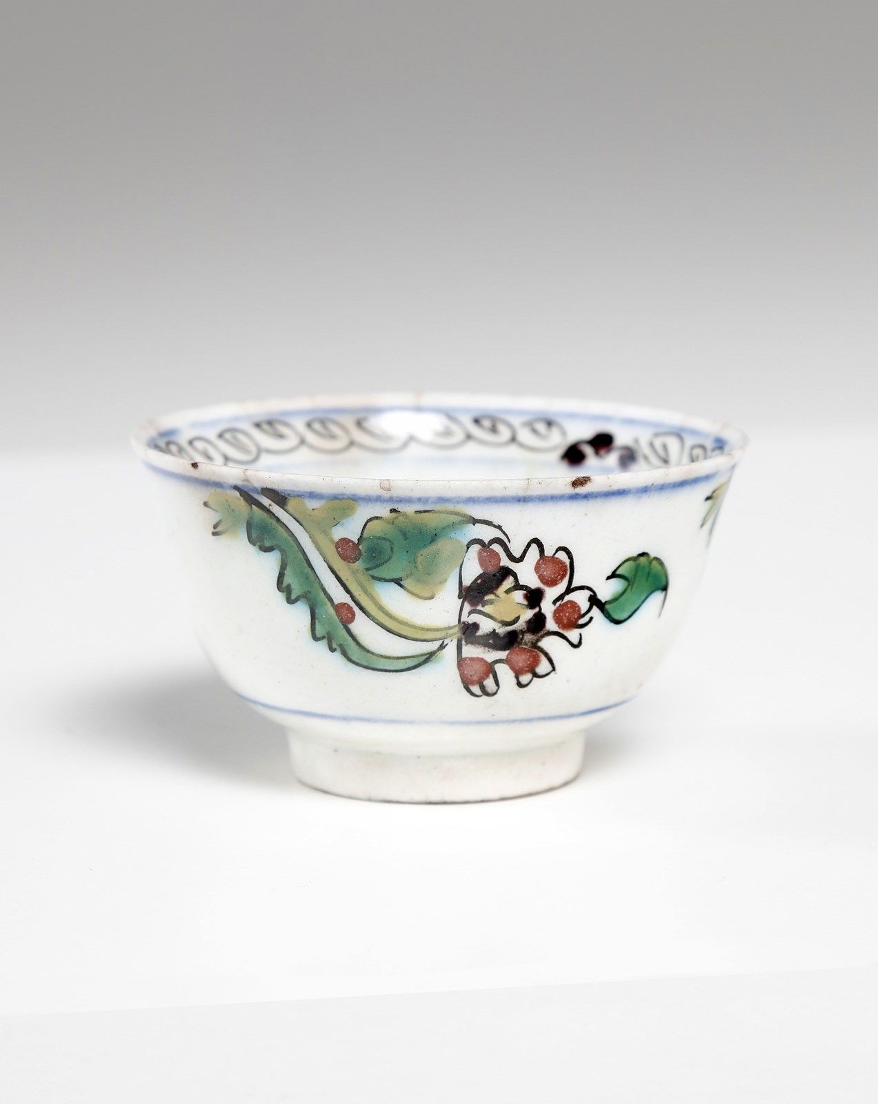 Arte Islamica A Kutahya pottery cup Turkey, 18th century . Art islamique Coupe e&hellip;
