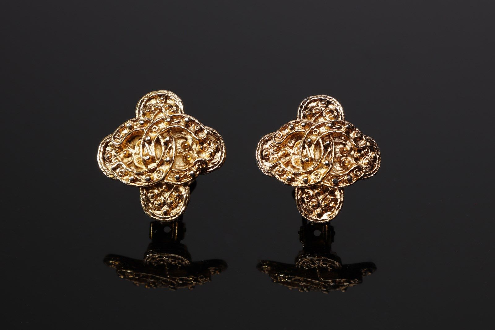 CHANEL Four-lobed earrings, CC intertwined in the center, golden metal, clip but&hellip;