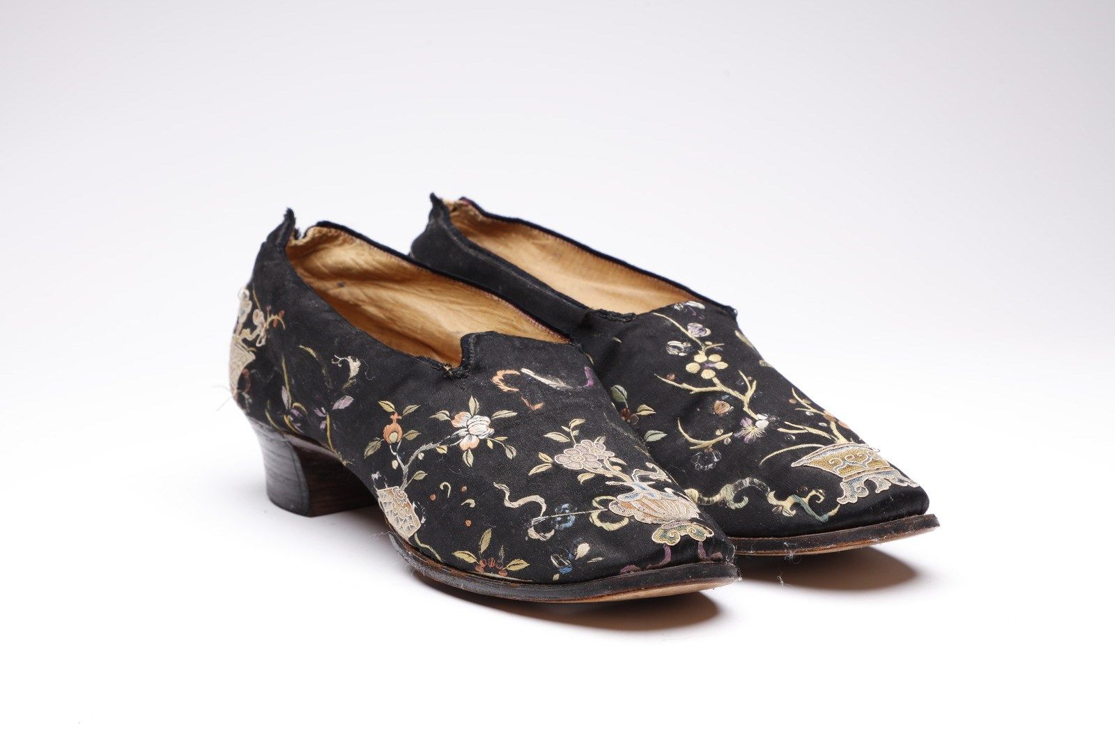 MANIFATTURA DEL XVIII SECOLO Pair of shoes, in fabric with floral and vegetable &hellip;