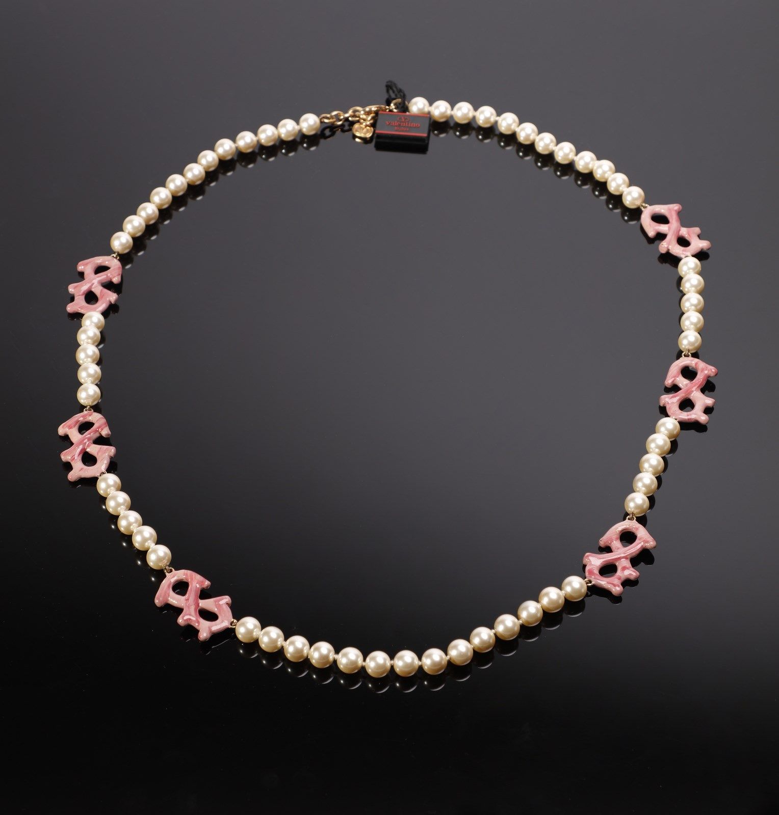 VALENTINO Long strand of artificial pearls with bow-shaped lacquered inserts. 长长&hellip;