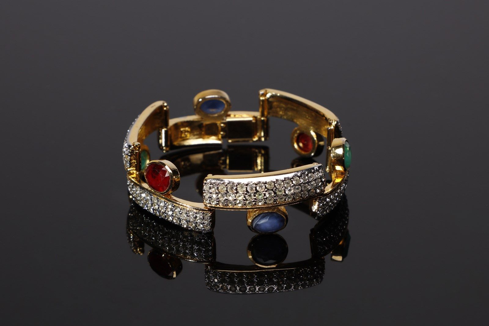 VOGUE BIJOUX Segment bracelet with cabochon colored stones and rhinestones. 凸圆形彩&hellip;