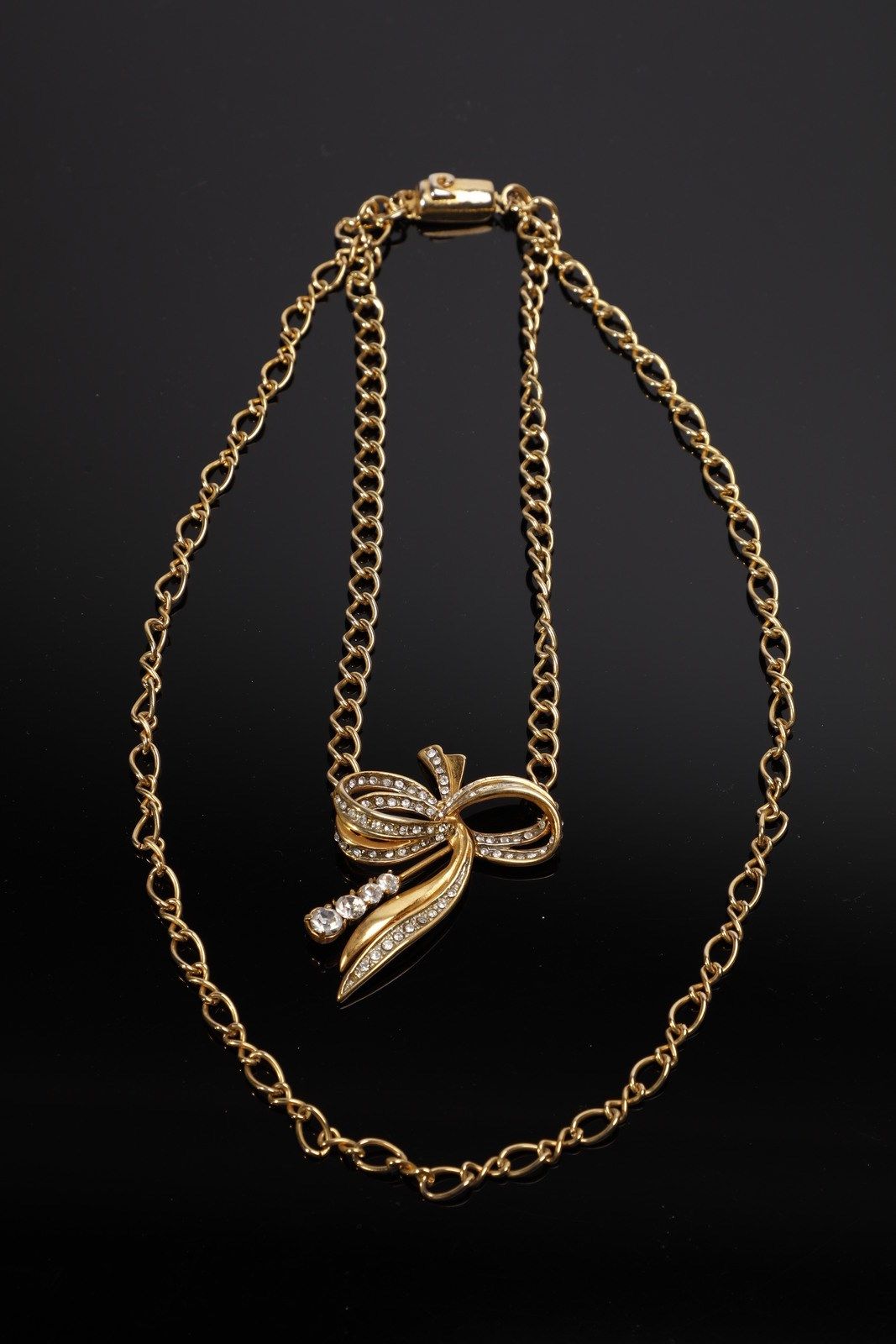 PIERRE CARDIN Double strand necklace, golden chain and rhinestone bow. Doppelstr&hellip;