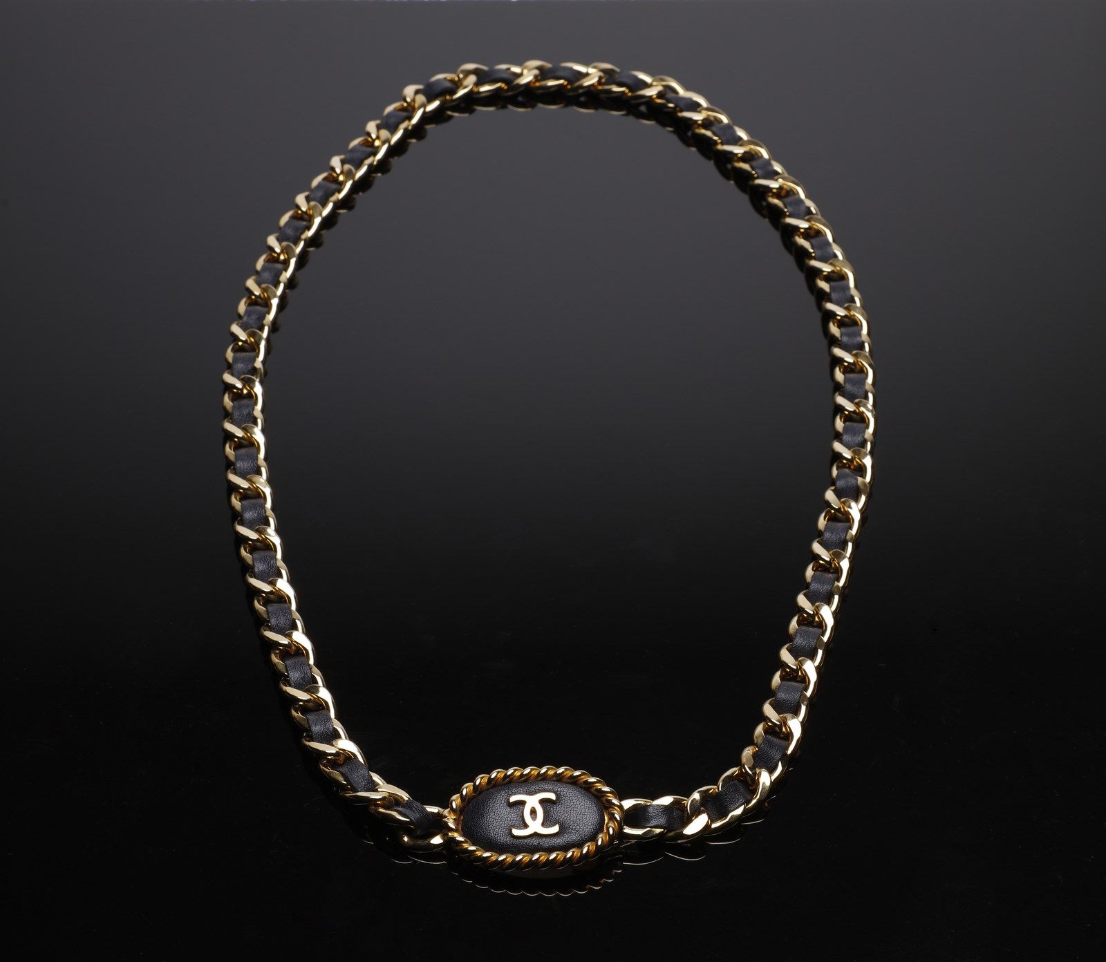CHANEL Classic chain in lambskin and golden metal. Oval buckle with central CC l&hellip;