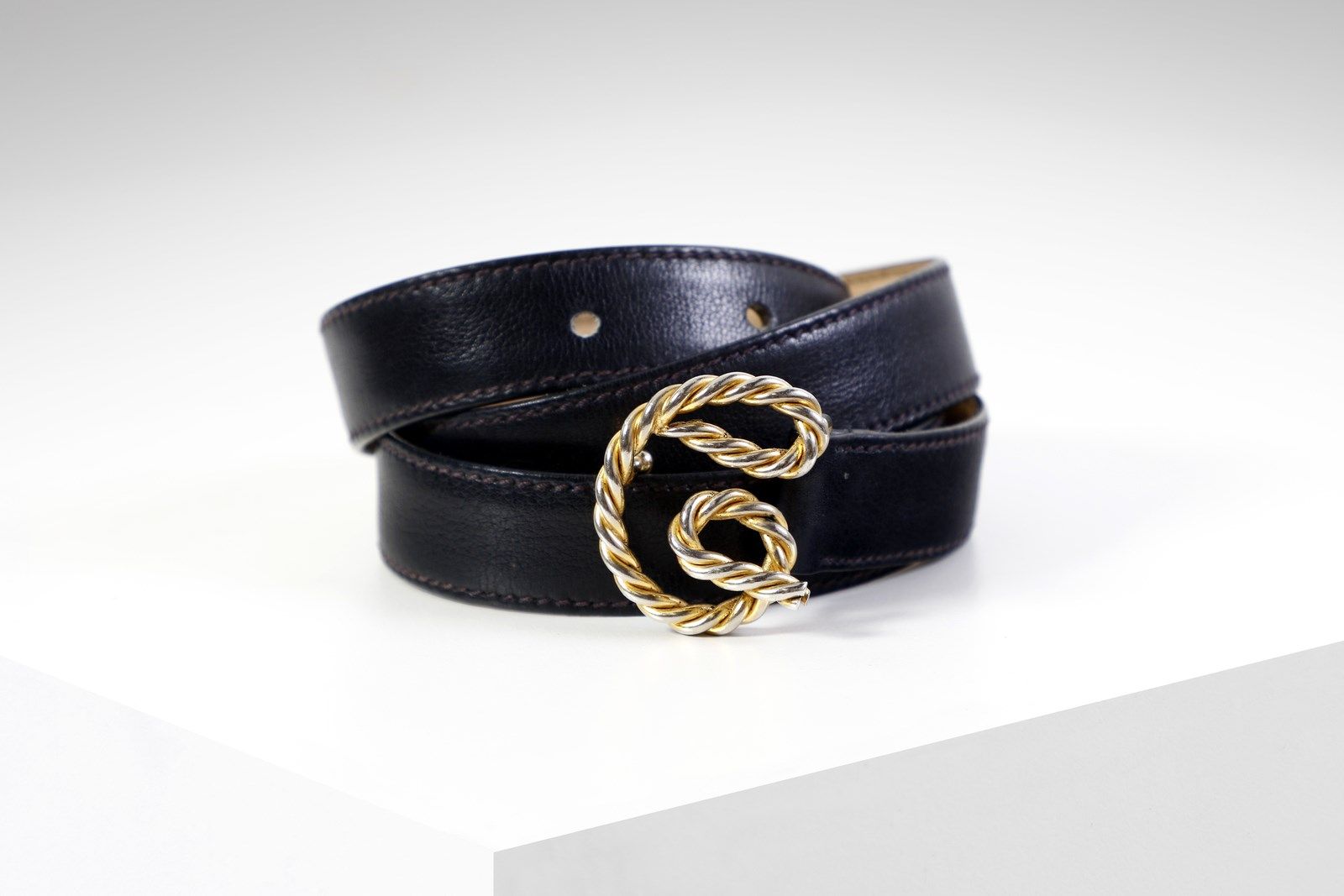 GUCCI Black leather belt with golden metal buckle G. Late 80's. 黑色皮革腰带，金色金属扣G. 8&hellip;