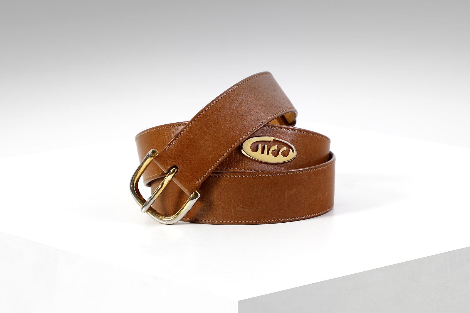 GUCCI Tan leather belt with gold buckle. Late 80's. Cinturón de cuero marrón con&hellip;