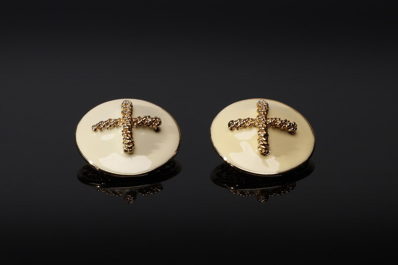 LAURA BIAGIOTTI Knot clip earrings in mother of pearl and golden metal. 珍珠母贝和金色金&hellip;