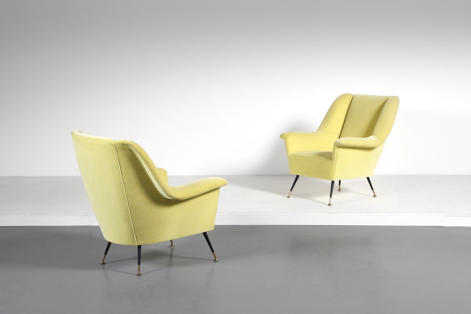 Manifattura Italiana MANIFATTURA ITALIANA 一对扶手椅.喷漆的金属，黄铜和织物。Cm 75.00 x 89.00 x 9&hellip;