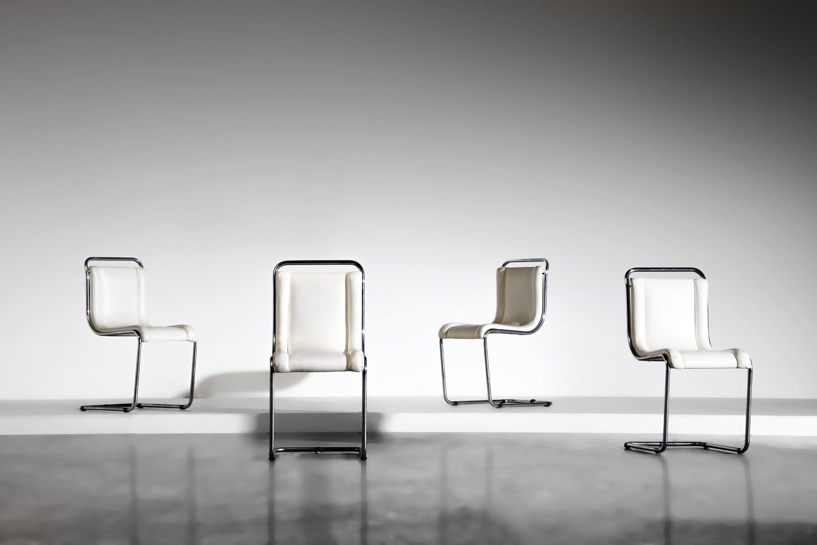 PARISI ICO & LUISA ICO & LUISA归属。四张椅子。镀铬金属和皮革。Cm 42.00 x 84.00 x 50.00. 1970年代。