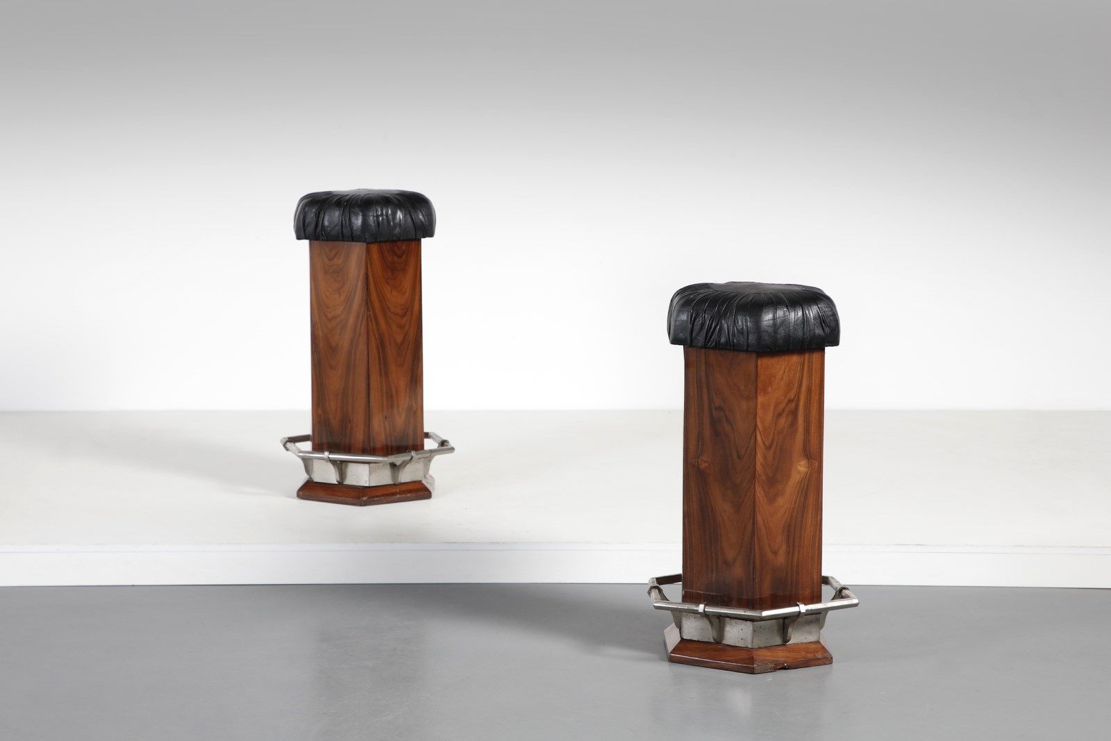 Manifattura Italiana MANIFATTURA ITALIANA Pair of Dèco stools. Briarwood and uph&hellip;