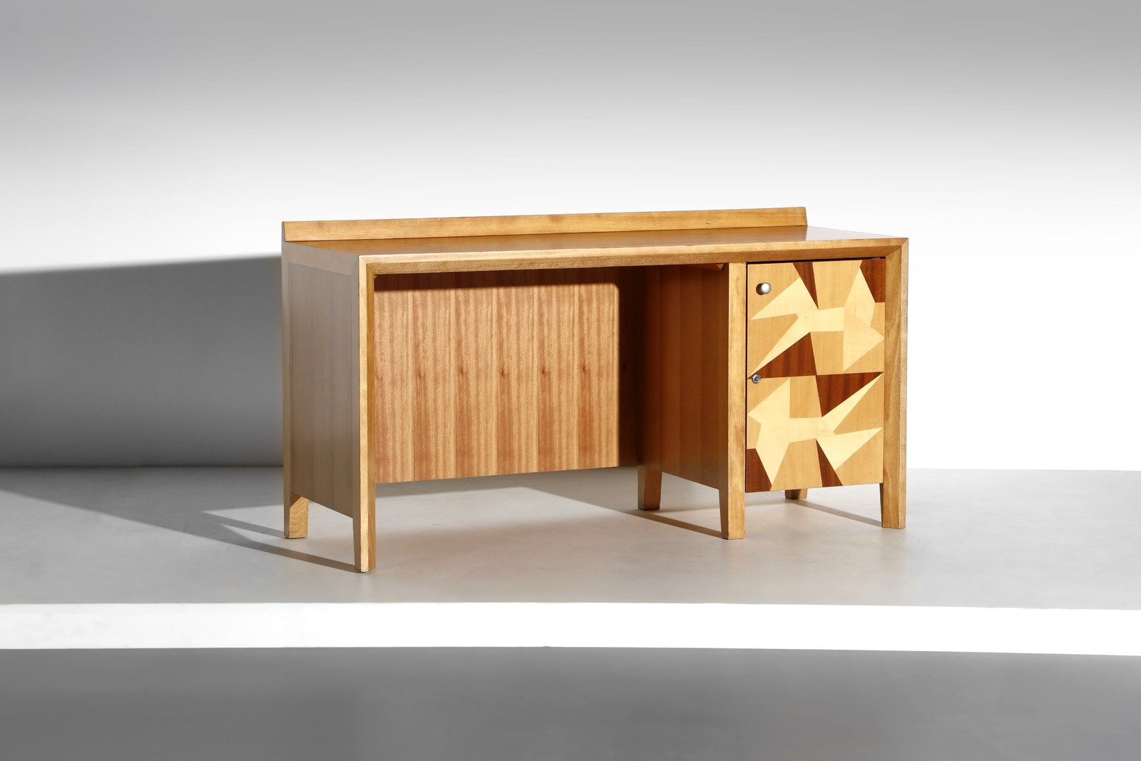 PONTI GIO (1891 - 1979) GIO dans le style de. Bureau avec décoration de Gio Pont&hellip;