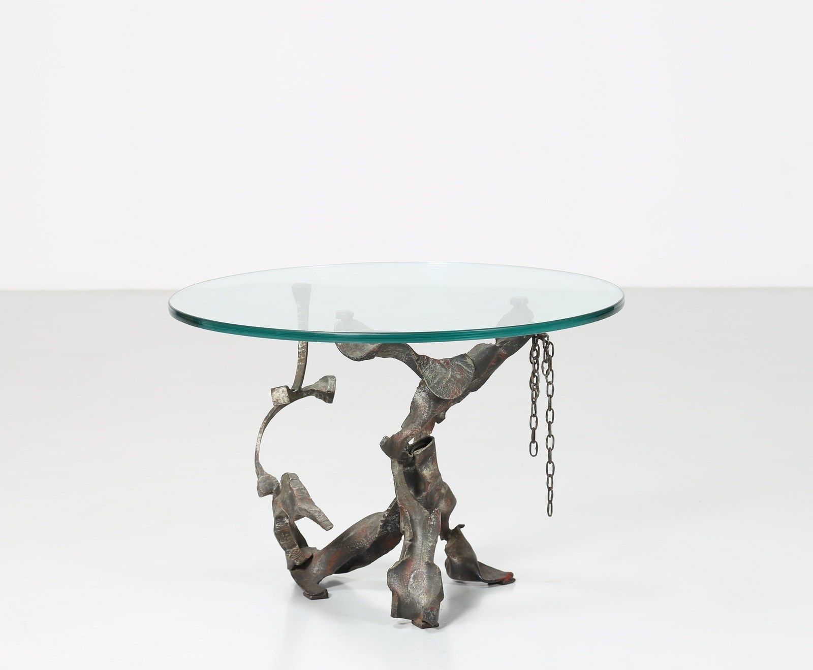 MARSURA SALVINO (n. 1938) SALVINO归属。咖啡桌。锻打和锻造的铁和玻璃。Cm 69.50 x 47.00 x 69.50. 196&hellip;