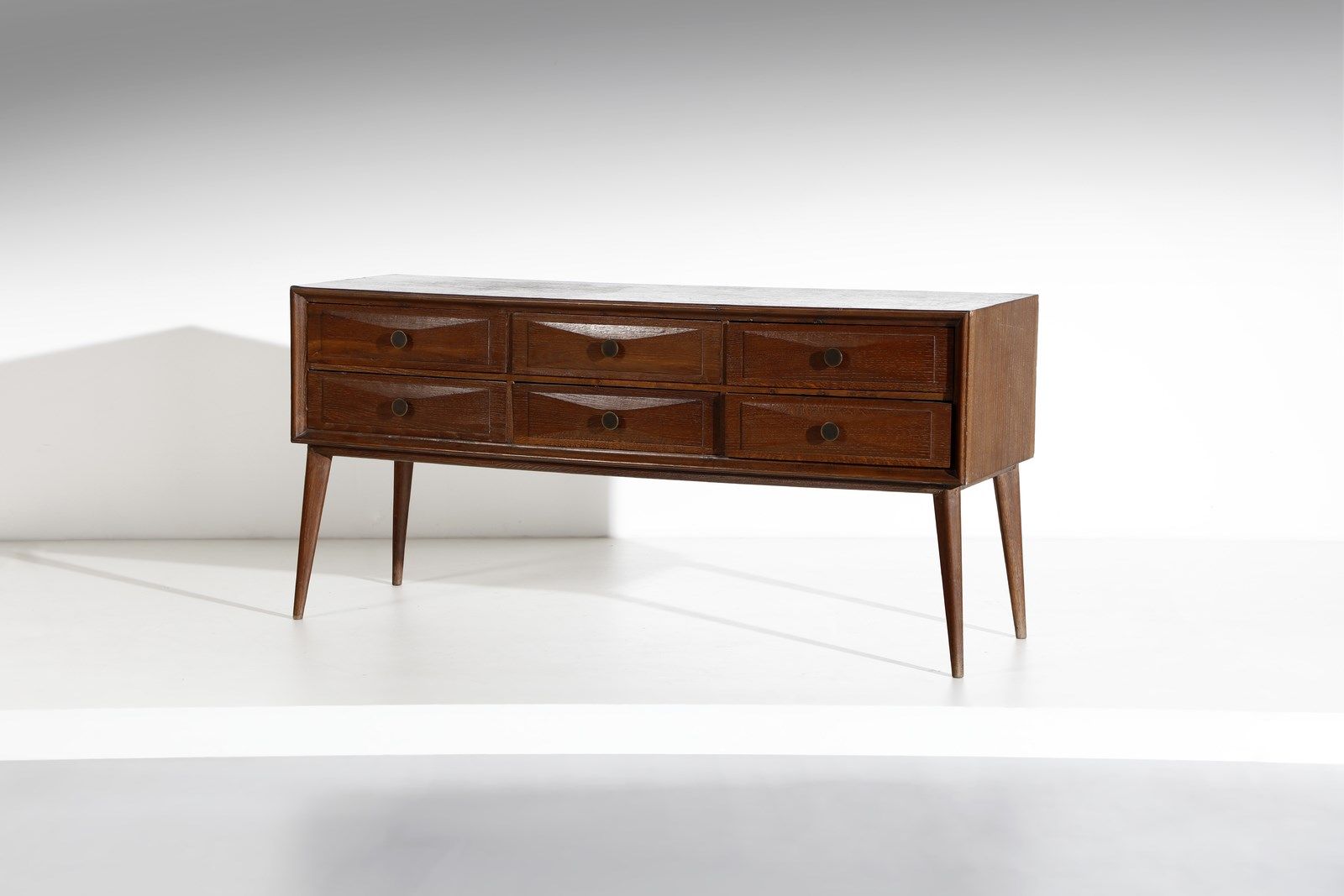 BUFFA PAOLO (1903 - 1970) PAOLO抽屉柜。1957.木材和黄铜。Cm 160.00 x 76.00 x 49.00。书目（比较见）：&hellip;