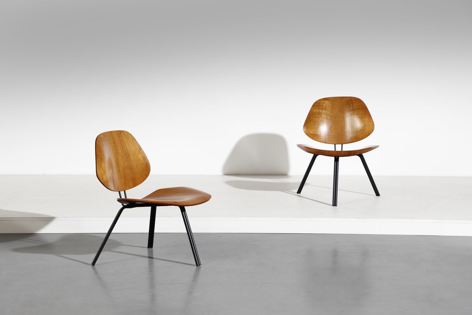 BORSANI OSVALDO (1911 - 1985) OSVALDO Paire de chaises P31 fabriquées par Tecno.&hellip;