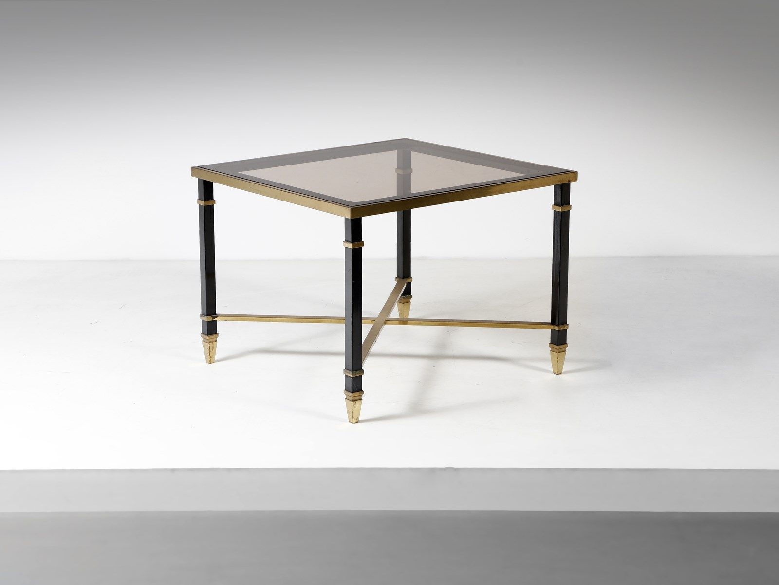 Maison JANSEN 咖啡桌。玻璃，油漆金属和黄铜。Cm 70.00 x 54.00 x 70.00. 1950年代。