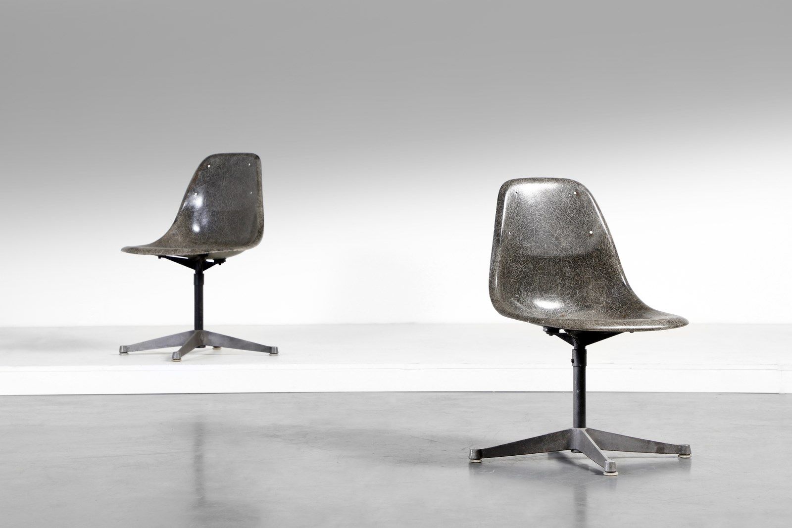 EAMES CHARLES & RAY (1907 - 1978) CHARLES & RAY 一对PSCC的椅子。1954.玻璃纤维和金属。Cm 63.00 &hellip;