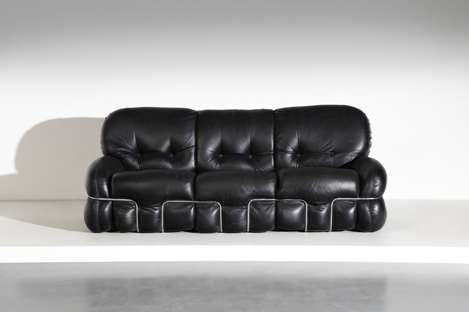 PIAZZESI ADRIANO ADRIANO 沙发 好的。 镀铬金属和皮革。Cm 205.00 x 82.00 x 90.00. 1960年代。