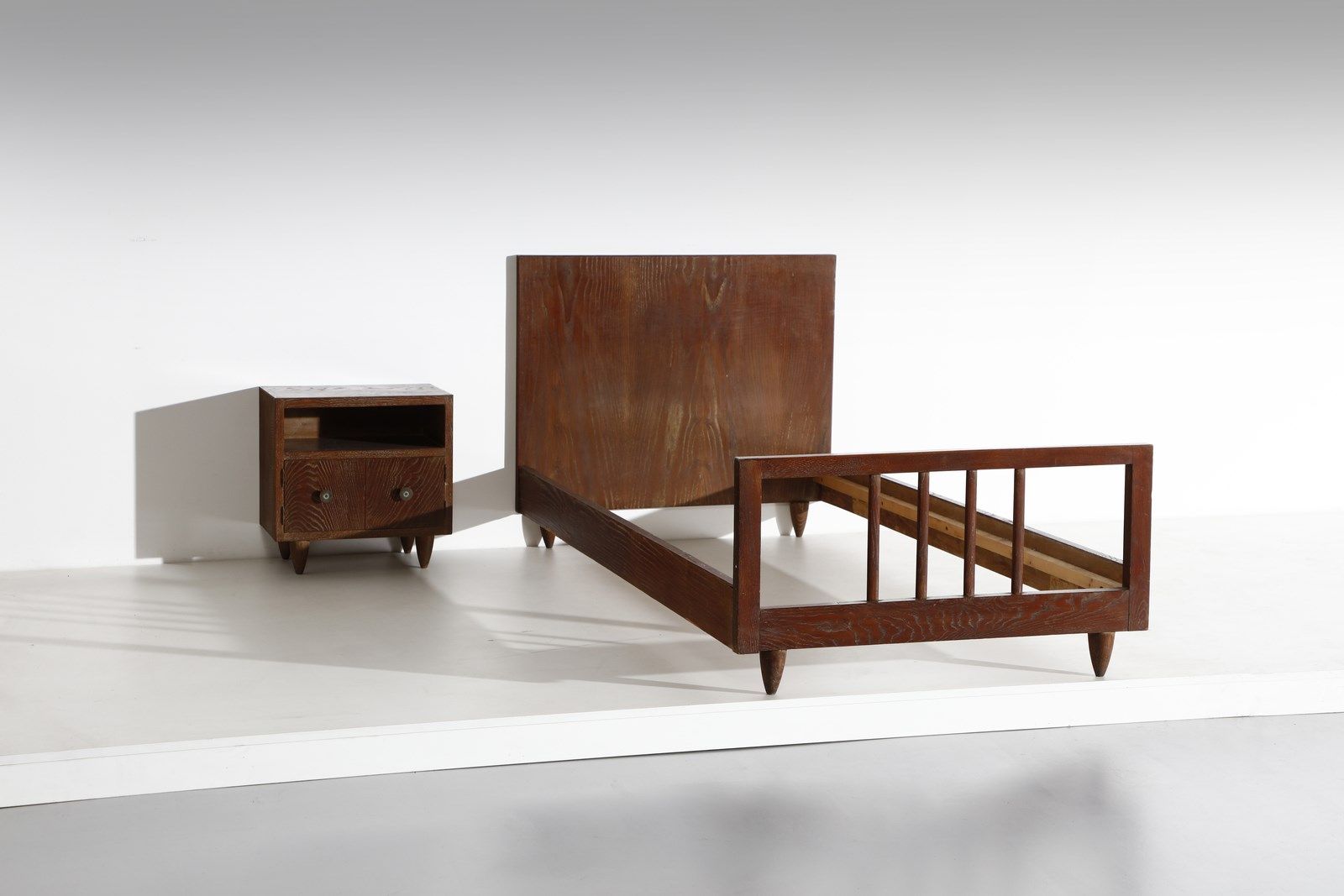 BUFFA PAOLO (1903 - 1970) PAOLO 床和床头柜。喷砂的橡木。Cm 100.00 x 89.00 x 210.00. 1940年代。床&hellip;