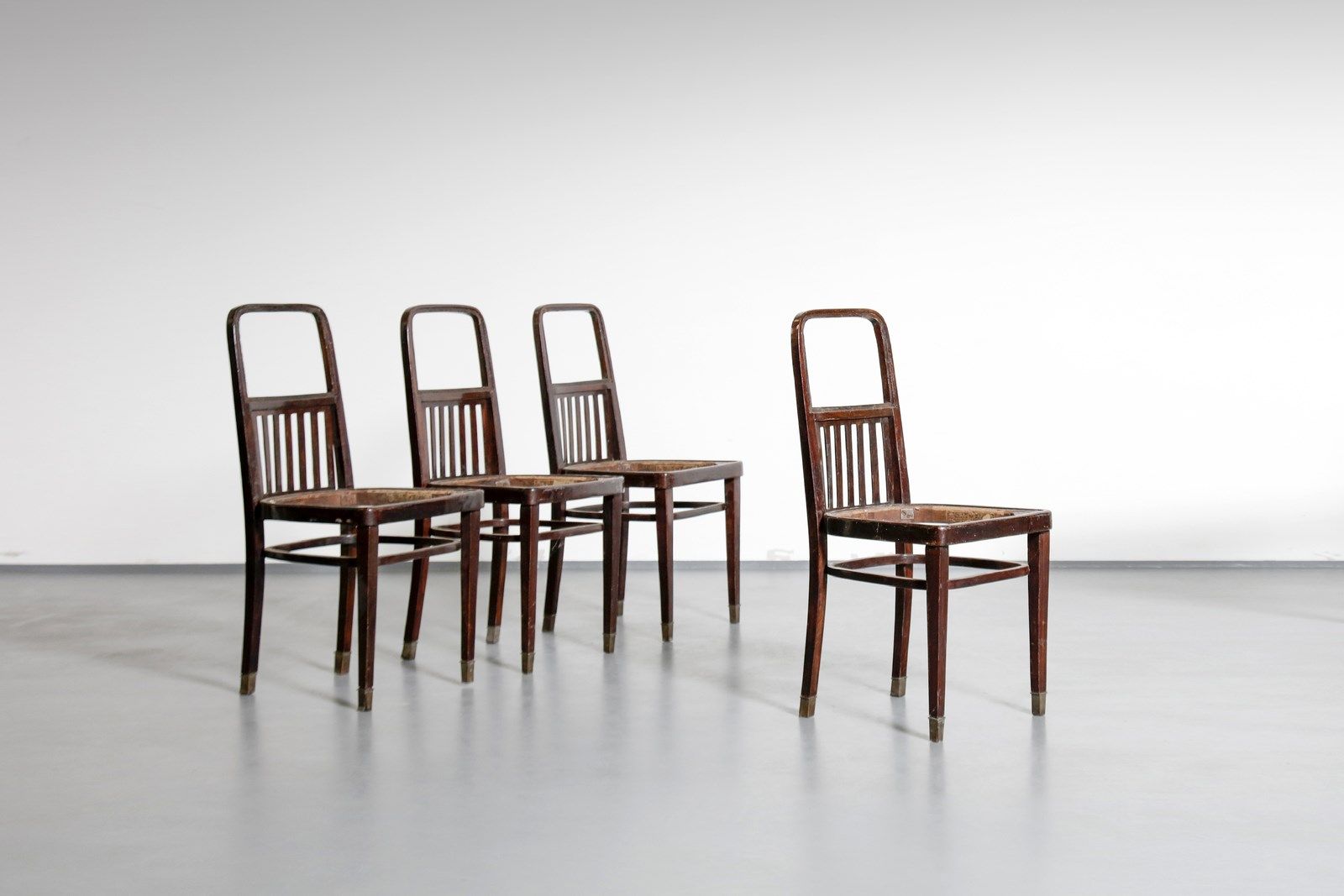 HOFFMANN Josef (1870 - 1956) JOSEF 四把椅子，由Khon制造。弯曲的山毛榉木。Cm 42.00 x 92.00 x 50.00&hellip;