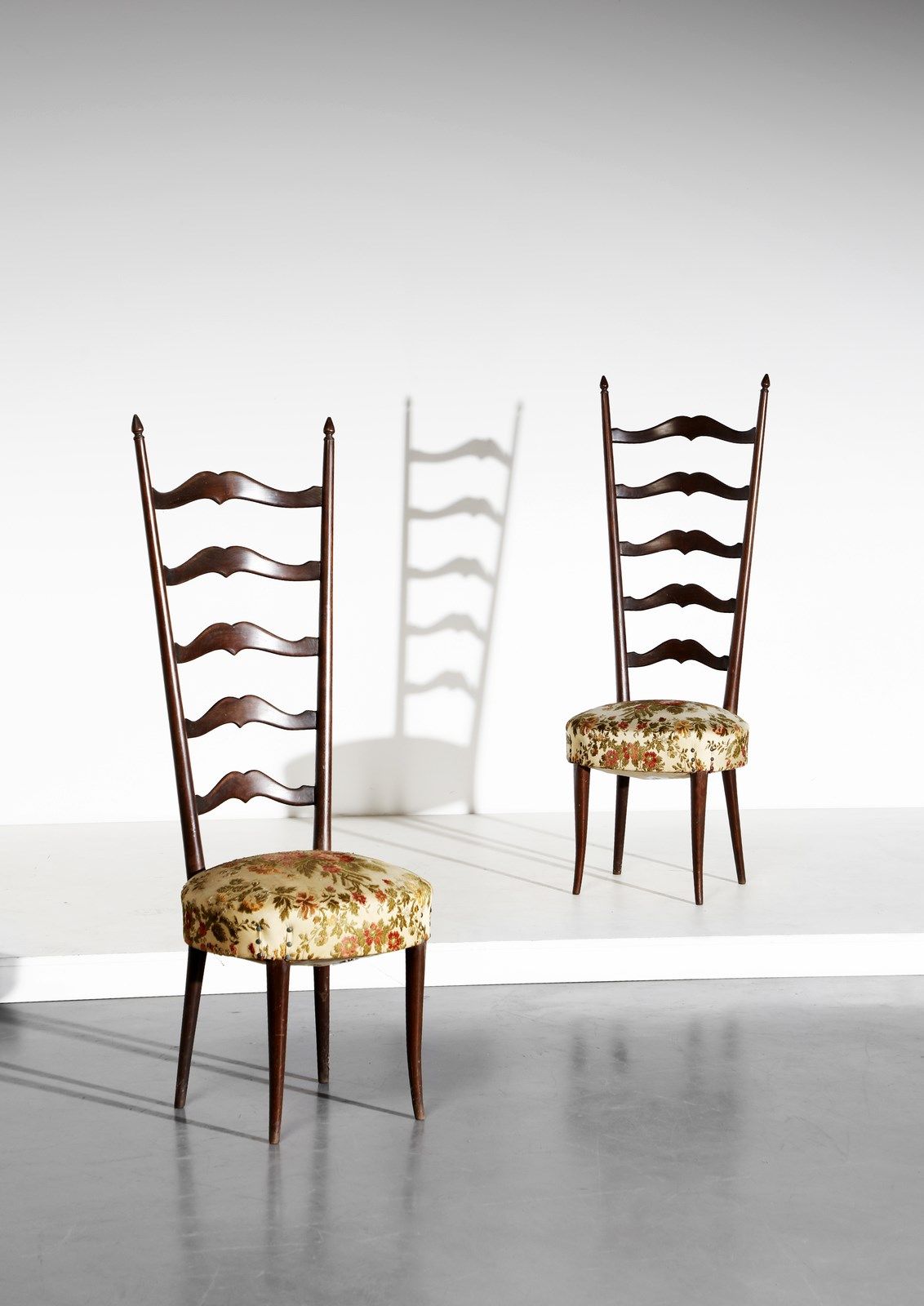 CASA E GIARDINO zugeschrieben. Paar Stühle. Stoff und Holz. Cm 47,00 x 133,00 x &hellip;