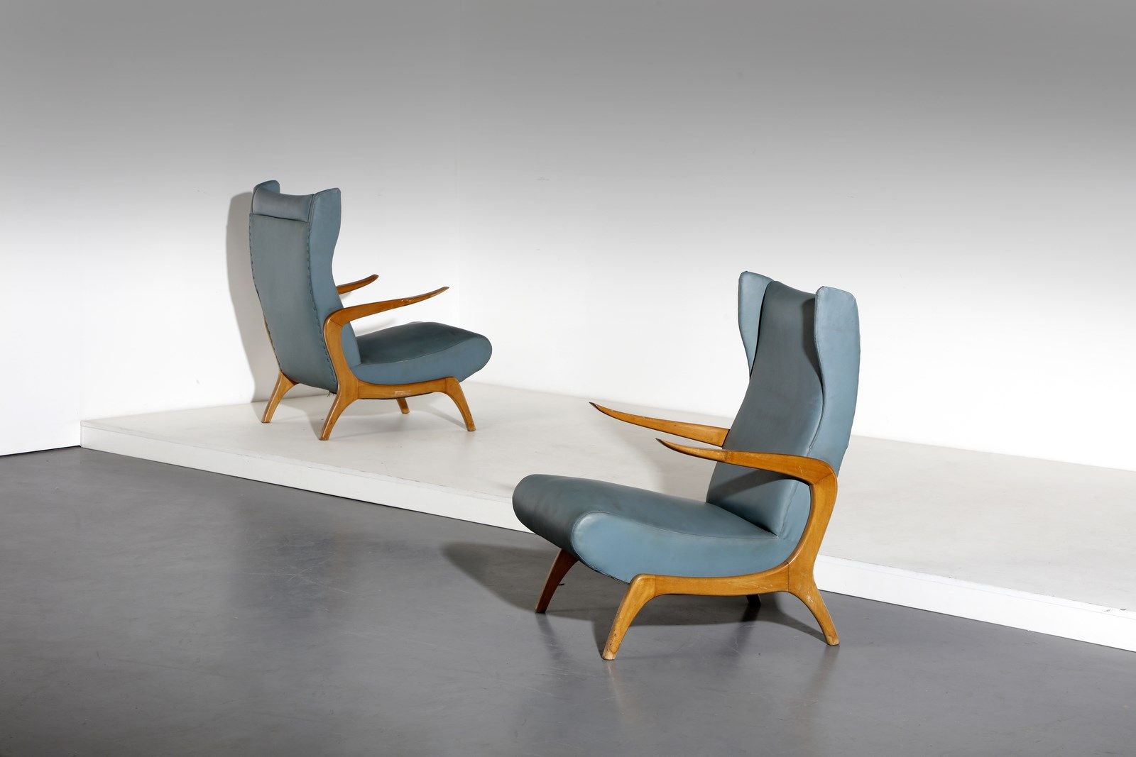 Manifattura Italiana MANIFATTURA ITALIANA 一对扶手椅.木材和软垫皮革。Cm 60.00 x 90.50 x 70.00&hellip;